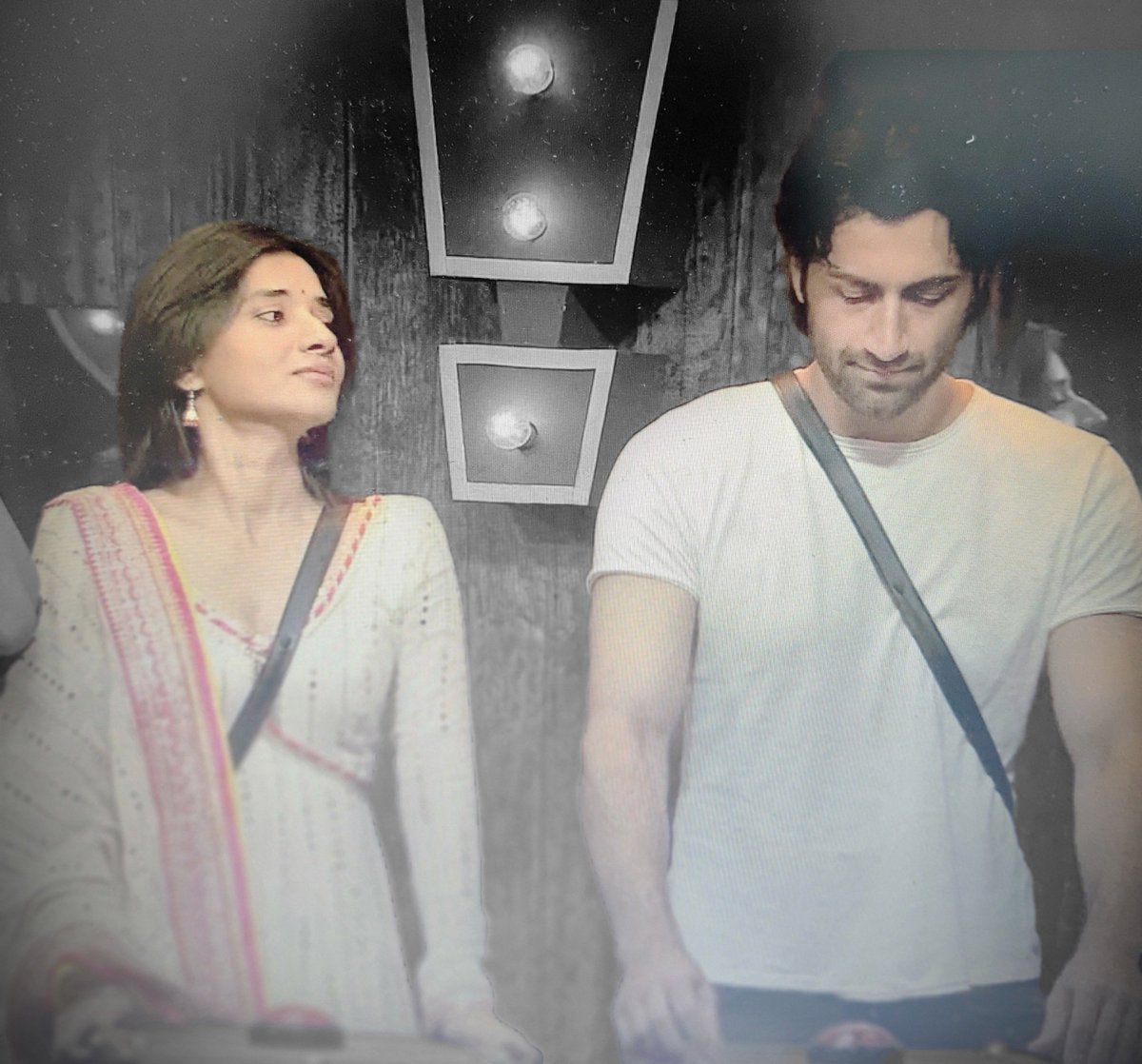 SanayaxTweets's tweet photo. Idk its only me or not but #KanikaMann and #Rohed looks so good together 

I mean in that buzzer task it looked like they were twinning 
Also in dumb charades their chemistry 

ik they hv a very limited interaction pr sochne me kya jaata h 
#Biggboss20 #BB20 https://t.co/VsWOCOKTDi