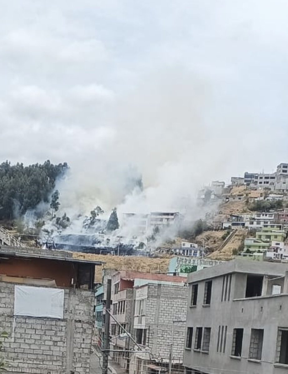 Darwinm7V's tweet photo. @MunicipioQuito @BomberosQuito al momento incendio en San Gregorio de Chillogallo, al sur de la ciudad https://t.co/4rOv1fAl6w