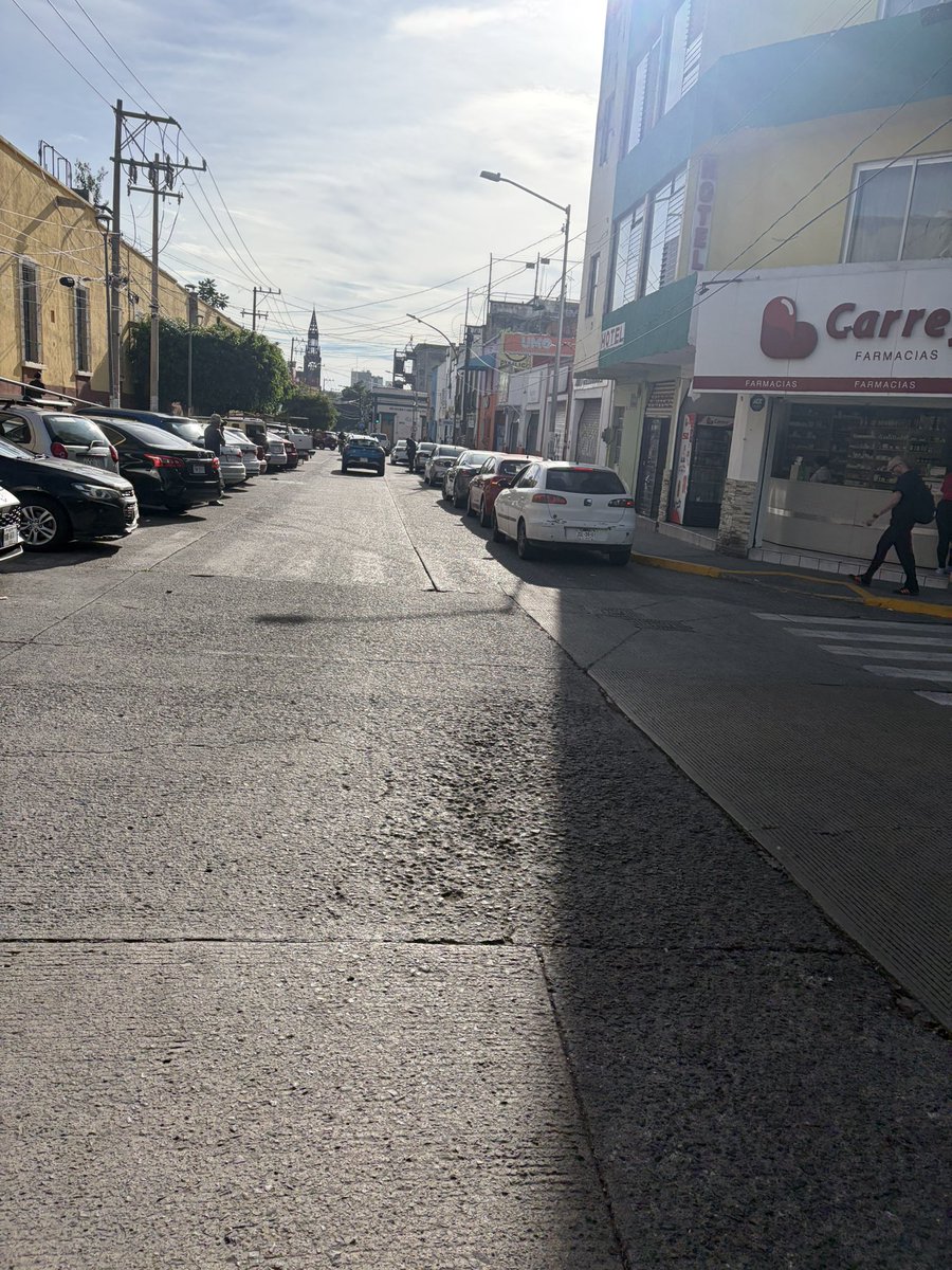 cameva1's tweet photo. Hola @GdlMovilidad de nuevo (18 septiembre 2026 8:30 am) vehículos sobre la ciclovía de C. Hospital entre C. Coronel Calderon y C. Humboldt Col. El Retiro https://t.co/EzWIbXwWsS