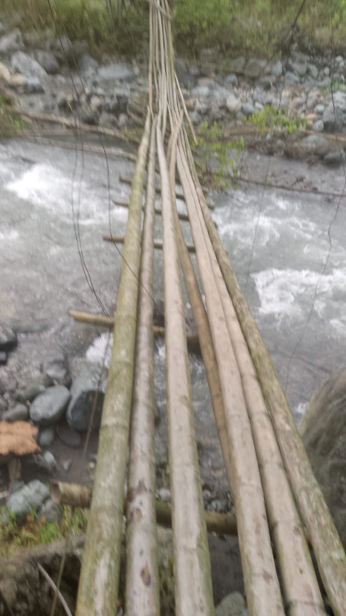 fecode's tweet photo. Tienen que ver este video: "Las aventuras "gratis" que atraviesan mis estudiantes en Guapá y Citabará en San Antonio del Chamí, y Mistrató, en Risaralda. La llamada Colombia profunda que muy pocos conocen en las capitales y en las oficinas de los ministerios y los senadores". https://t.co/7fqMdwjmuc