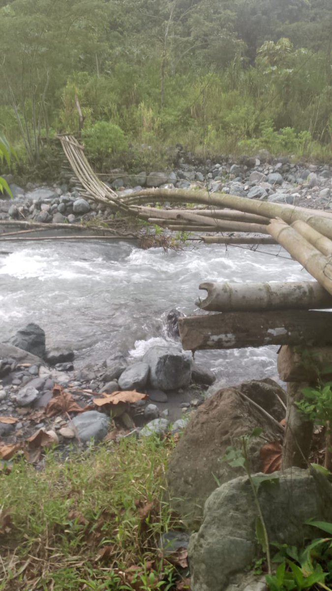 fecode's tweet photo. Tienen que ver este video: "Las aventuras "gratis" que atraviesan mis estudiantes en Guapá y Citabará en San Antonio del Chamí, y Mistrató, en Risaralda. La llamada Colombia profunda que muy pocos conocen en las capitales y en las oficinas de los ministerios y los senadores". https://t.co/7fqMdwjmuc