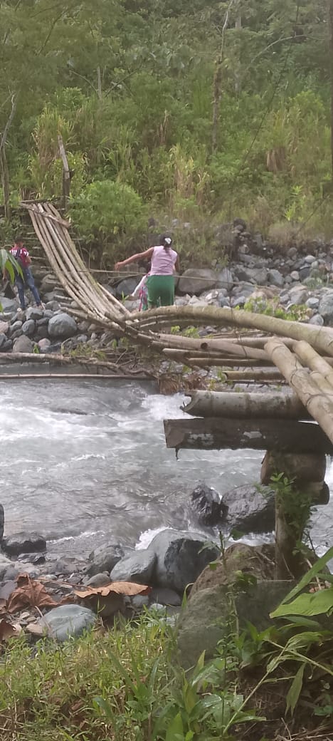 fecode's tweet photo. Tienen que ver este video: "Las aventuras "gratis" que atraviesan mis estudiantes en Guapá y Citabará en San Antonio del Chamí, y Mistrató, en Risaralda. La llamada Colombia profunda que muy pocos conocen en las capitales y en las oficinas de los ministerios y los senadores". https://t.co/7fqMdwjmuc