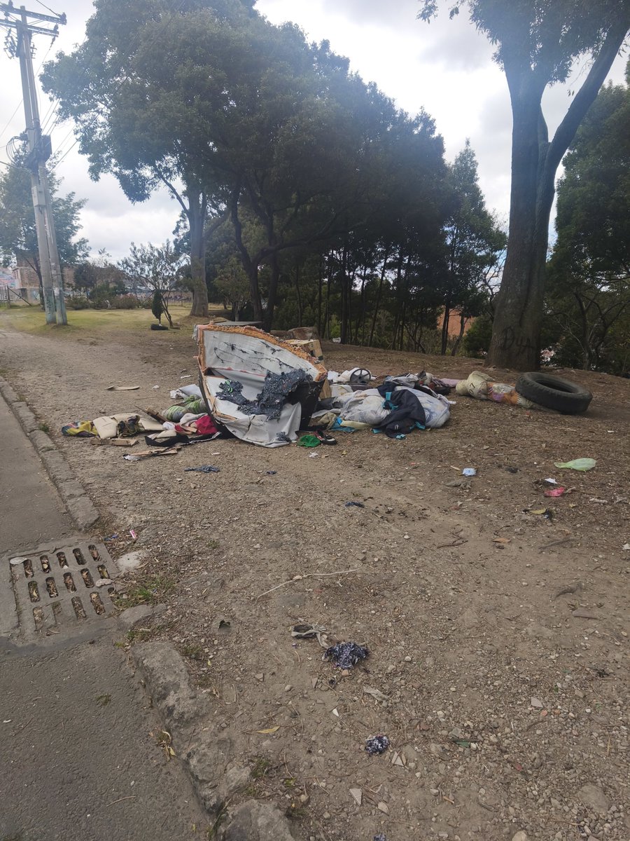 ilustr3sment's tweet photo. Un día la @ALSanCristobal quita los cambuches (lo cual me parece bien) pero tres doritos después deja la basura en plena calle 😂 hagan algo completo ome @Uaesp @Bogota @CityNoticiasTv @ConcejoDeBogota https://t.co/zecbJZ9Ub4