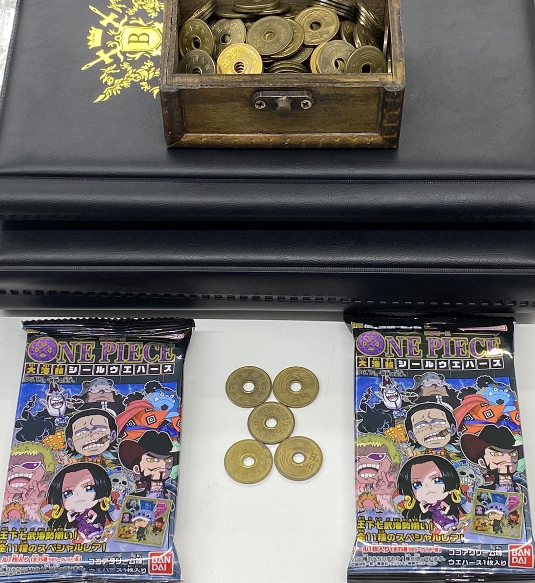 Ma2no3Ds's tweet photo. ～～【2026年09月18日㈮・☁】～～
【"PC💻"から】
：皆様、こんにちは‼️🫰😚💞
　（前回からの"続き➡️"🤭✨）

【"未開封数・残りpcs🍫"】
〈☠️LOG.15☠️〉
：38pcs🍫 ⇨ 36pcs🍫 New✨

【"開封結果🍫"】
：☠️LOG.15☠️ 34/38（計76枚）New✨
〈No.11〉 サンジ（4枚）
〈No.14〉 ブロギー（5枚）

【"所持シール一覧📝"】
～"Complete🏆⭕️"～
：☠️LOG.12☠️ 40/40（計279枚）
　☠️LOG.13☠️ 35/35（計112枚）
　☠️LOG.14☠️ 39/39（計170枚）

～"No Complete❌"～
⇨☠️LOG.15☠️ 34/38（計76枚）New✨

：☠️LOG.11☠️ 23/34（計30枚）
　☠️LOG.10☠️ 01/32（計1枚）
　☠️LOG.01☠️ 00/30（計0枚）
　☠️LOG.02☠️ 00/30（計0枚）
　☠️LOG.03☠️ 00/29（計0枚）
　☠️LOG.04☠️ 00/30（計0枚）
　☠️LOG.05☠️ 00/32（計0枚）
　☠️LOG.06☠️ 00/33（計0枚）
　☠️LOG.07☠️ 00/32（計0枚）
　☠️LOG.08☠️ 00/32（計0枚）
　☠️LOG.09☠️ 00/40（計0枚）

【"コメント💬"】
：変わらず残り、4種類ッ‼️👏😤✨

　も、もう少しッ‼️✌😚✨

　残りも追加"購入💰"無しで
　"コンプリート🏆"目指します‼️✌️😤✨

【P.S.】
：拙者の過去弾と
　貴殿達の過去弾を
　"交換🔄"等をして下さる方･･･🤔❓

　"DM📩"頂けたら、幸いです‼️✌️😘💞

【"御縁🍀"の"貯金💰"】
　　　　"5枚📀"の
　　　"5円📀
　（"御縁🍀"）"を
　"賽銭箱（仮）"に
"貯金💰"致しますので、候‼️✌️😤✨

皆様に"#御縁🍀"が有ります様に‼️👏☺️✨
（次回に"続き➡️"、ま候‼️👊😤✨）

【"御縁🍀"の"貯金💰"の参加者】
～"友人たち"～
：友人A〈"大賢者タイム🧙‍♂️"〉
　（"男👨"・150円💰）
：友人B〈"暗黒基地ガイア🐎💨🤺"〉
　（"男👨"・170円💰）
：友人C〈"匿名希望"〉
　（"男🧑"・110円💰）
：友人D〈"銀闇の堕天使🪽"〉
　（"男🧔‍♂️"・5円💰）
：友人E〈"Ocean Boo‼️👎"〉
　（"男🧑"・800円💰）
：友人F〈"ペコちゃん推し‼️🥕🐰"〉
　（"男🧑"・80円💰）
：友人G〈"匿名希望"〉
　（"男🧑"・15円💰）
：友人H〈"サタン・クロース👿"〉
　（"男👨"・530円💰）

～"同僚たち"～
：同僚A〈"タベルノ・スキー🤤"〉
　（"男👨"・140円💰）
：同僚B〈"匿名希望"〉
　（"男🧑"・20円💰）

【"備考📌"】
ー 株式会社バンダイ
ー BANDAI（"バンダイ🤖"）
ー 菓子テロ（"ウエハース🍫"）
ー ONEPIECE（"#ワンピース☠️"）
ー BANDAINAMCO（"バンダイナムコ🤖"）
ー #にふぉるめーしょん（"大海賊シール🧭"）
【"URL🔗"】
～"にふぉるめーしょん☠️（"公式🍫"）"～
https://t.co/Fm2bOUzjbD