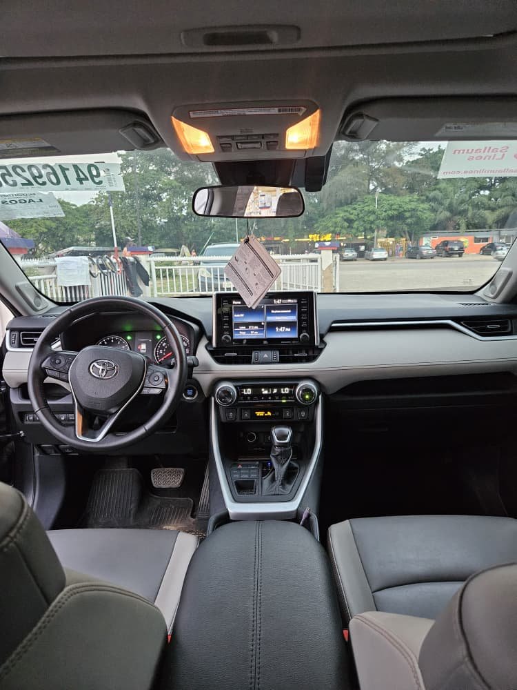 emmanueloke82's tweet photo. Distress sale ...
Foreign used 2021 Rav 4 XLE 
Keyless 
Sunroof 
Leather seats 
With original duty 
36m
Abuja 
07037143116

Young john
Toyin Abraham 
Minna
Macron https://t.co/Q2uI9TDMki