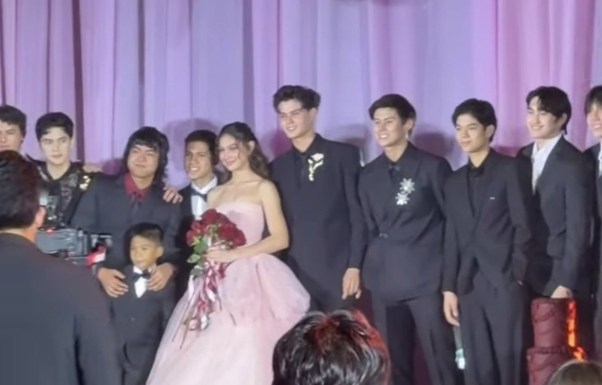 charliehui_'s tweet photo. ayyy winston na para bang groom yan sha 

CHARLIE RADIANT DEBUTANTE https://t.co/cWiqplPQR1