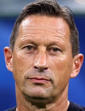 _Lefterr_'s tweet photo. "Nerede kalmıştık?
Hayat futbola fena halde benzer. Futbol şahsi beceri gerektirir ama aslında toplu oynanan, yani insanların takım halinde oynadıkları bir oyundur. İstediğin kadar yetenekli ol. İyi bir takımın yoksa kaybedersin. Evet, kaybedersin."

Fener'e uygun yabancı hoca çakmaya geldik.