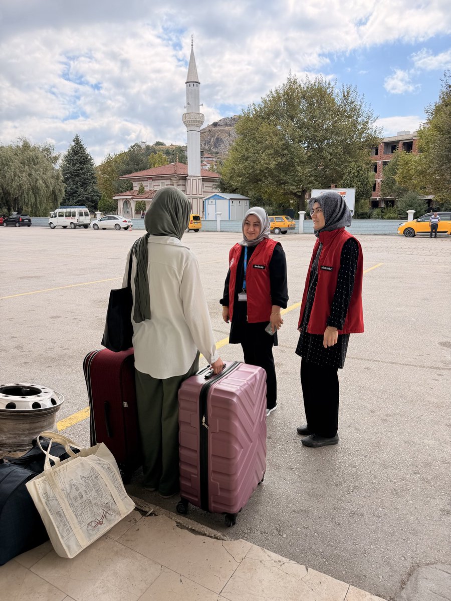 GSB_TurhalGM's tweet photo. 🎓✨ Seninle Daha Güçlüyüz!

İlçemize yeni gelen üniversite öğrencilerimizi sıcak bir karşılamayla ağırladık. 🤗

Yeni bir şehir, yeni arkadaşlıklar, yepyeni başlangıçlar… 💫
Gençlerimizin üniversite hayatına güzel bir başlangıç yapmaları için her zaman yanınızdayız! 💙 https://t.co/XEar3sboSK