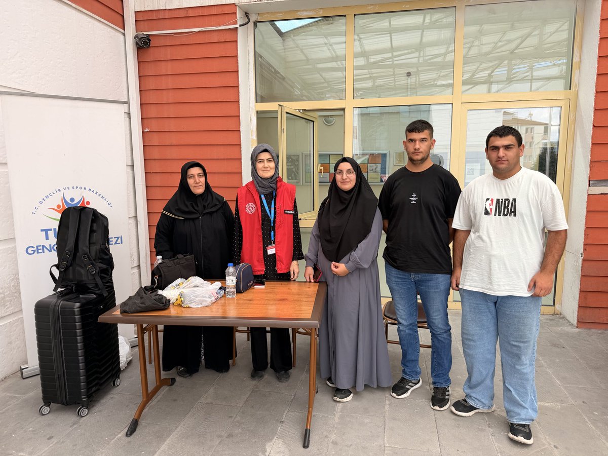 GSB_TurhalGM's tweet photo. 🎓✨ Seninle Daha Güçlüyüz!

İlçemize yeni gelen üniversite öğrencilerimizi sıcak bir karşılamayla ağırladık. 🤗

Yeni bir şehir, yeni arkadaşlıklar, yepyeni başlangıçlar… 💫
Gençlerimizin üniversite hayatına güzel bir başlangıç yapmaları için her zaman yanınızdayız! 💙 https://t.co/XEar3sboSK