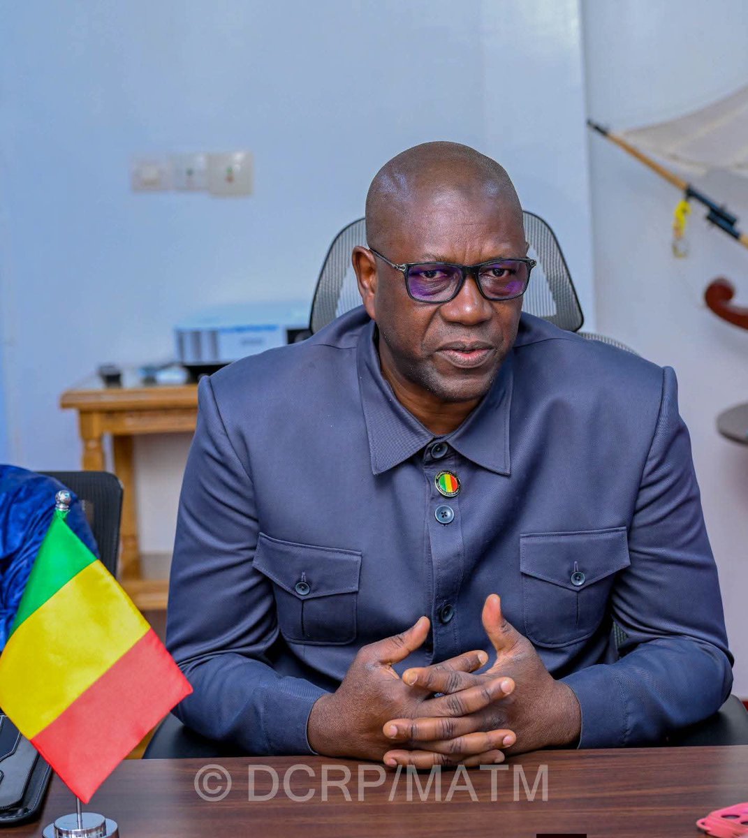 sigbf's tweet photo. Gestion des questions religieuses, coutumières et traditionnelles : Le Burkina Faso et le Mali en tandem pour plus d’efficacité

Le Ministre d’Etat, Ministre de l’Administration territoriale et de la Mobilité, le Camarade Emile ZERBO, a reçu, en séance de travail, le jeudi 18 septembre 2026, à Ouagadougou, une délégation malienne conduite par le Ministre des Affaires religieuses, du Culte et des Coutumes, Dr Mahamadou KONE. Cette rencontre a permis aux deux parties de renforcer les échanges et le partage d’expériences sur des questions d’intérêt commun, notamment en matière de gouvernance des affaires religieuses et du culte.

Le Ministre d’Etat, Ministre de l’Administration territoriale et de la Mobilité, le Camarade Emile ZERBO, s’est réjoui de cette visite d’échanges et de partage d’expériences, qui traduit, selon lui, la volonté des deux pays de renforcer leur coopération dans la gestion des questions coutumières, religieuses et traditionnelles. Il a salué la démarche de la délégation malienne et souligné l’importance de la mutualisation des expériences et des bonnes pratiques dans ces domaines, au bénéfice de la cohésion sociale et du vivre-ensemble au sein de l’espace de la Confédération des Etats du Sahel (AES).

Le Ministre malien des Affaires religieuses, du Culte et des Coutumes, Dr Mahamadou KONE, a indiqué que sa délégation séjourne à Ouagadougou, au Burkina Faso pour s’inspirer des bonnes pratiques burkinabè en matière de régulation des prêches, de gestion des lieux de culte et de collaboration entre l’Etat et les faîtières religieuses. « Une visite d’échanges d’expériences, une visite fraternelle à nos frères burkinabè pour voir comment les questions religieuses et coutumières ici à Ouagadougou sont gérées. Donc, nous avons voulu que cette visite soit un socle, une base de démarrage dans le cadre de la compréhensibilité religieuse pour notre peuple », a expliqué Dr Mahamadou KONE. Il a également insisté sur la nécessité d’instaurer des échanges réguliers entre les administrations techniques des deux pays, afin de partager les expériences et d’identifier les pratiques susceptibles d’être adaptées et mises en œuvre dans l’espace de l’AES.

Dans cette dynamique, l’expérience du Burkina Faso en matière d’encadrement et de gestion des questions religieuses constitue un point d’intérêt majeur pour la délégation malienne. Les récentes initiatives prises dans le domaine de la liberté religieuse, notamment l’élaboration et l’adoption de textes réglementaires, ont ainsi été évoquées comme des expériences dont le Mali pourrait s’inspirer, tout en tenant compte de ses propres réalités et spécificités.

Les échanges ont également porté sur l’organisation des pèlerinages religieux. Le ministère malien des Affaires religieuses, du Culte et des Coutumes, qui assure notamment la gestion du Hadj et des pèlerinages chrétiens, entend confronter ses pratiques à celles mises en œuvre au Burkina Faso. Cette démarche devrait permettre aux administrations concernées de partager leurs méthodes, d’identifier les bonnes pratiques et d’examiner, à terme, les possibilités d’une meilleure harmonisation des approches.

La lutte contre l’extrémisme violent et le terrorisme a également occupé une place importante dans les échanges. Face à des défis sécuritaires similaires, les deux pays entendent renforcer le partage d’expériences en matière de prévention et de réponse, notamment à travers la convergence des stratégies et des mécanismes adaptés à leurs réalités. « Nous, nous luttons contre l’extrémisme violent, le terrorisme. Vous aussi, vous luttez contre l’extrémisme violent et le terrorisme », a relevé Dr Mahamadou KONE qui appelle à davantage de partage d’expériences et de convergence des approches entre les deux pays.

DCRP/MATM