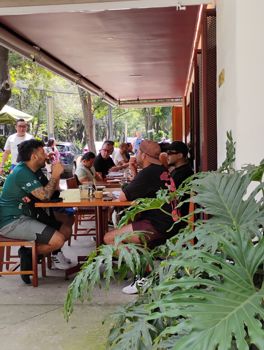 comitehc's tweet photo. @pcacuauhtemoc a ver si ponen en orden a Ciena , Alfonso Reyes 101 esquina Tacambaro. Son mañosos el fin de semana mueven su alineación para que haya más comensales e interrumpen el paso peatonal entre meseros , sillas , gente esperando. https://t.co/nYHsDFonNl