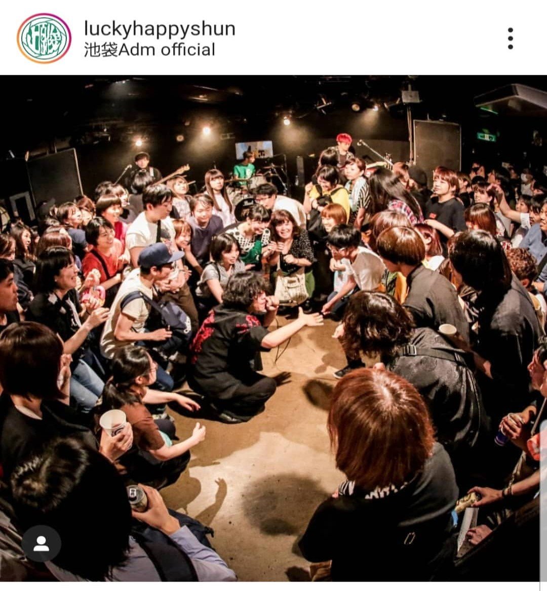 torinosukenosuk's tweet photo. ユキテロが「昔モールルのゲイリーさんに君たちアンセムみたいにパッパラパラパラ歌ってるけど歌いにくいからやめたほうがいいよって言われてすげーこというじゃんって思ったけどアレ以来それが刺さってコーレスに変えた」って話、言われた当時の対バンに行ってたから激アツ。2019年のアダムのツーマン https://t.co/6pVSyEy3Gx