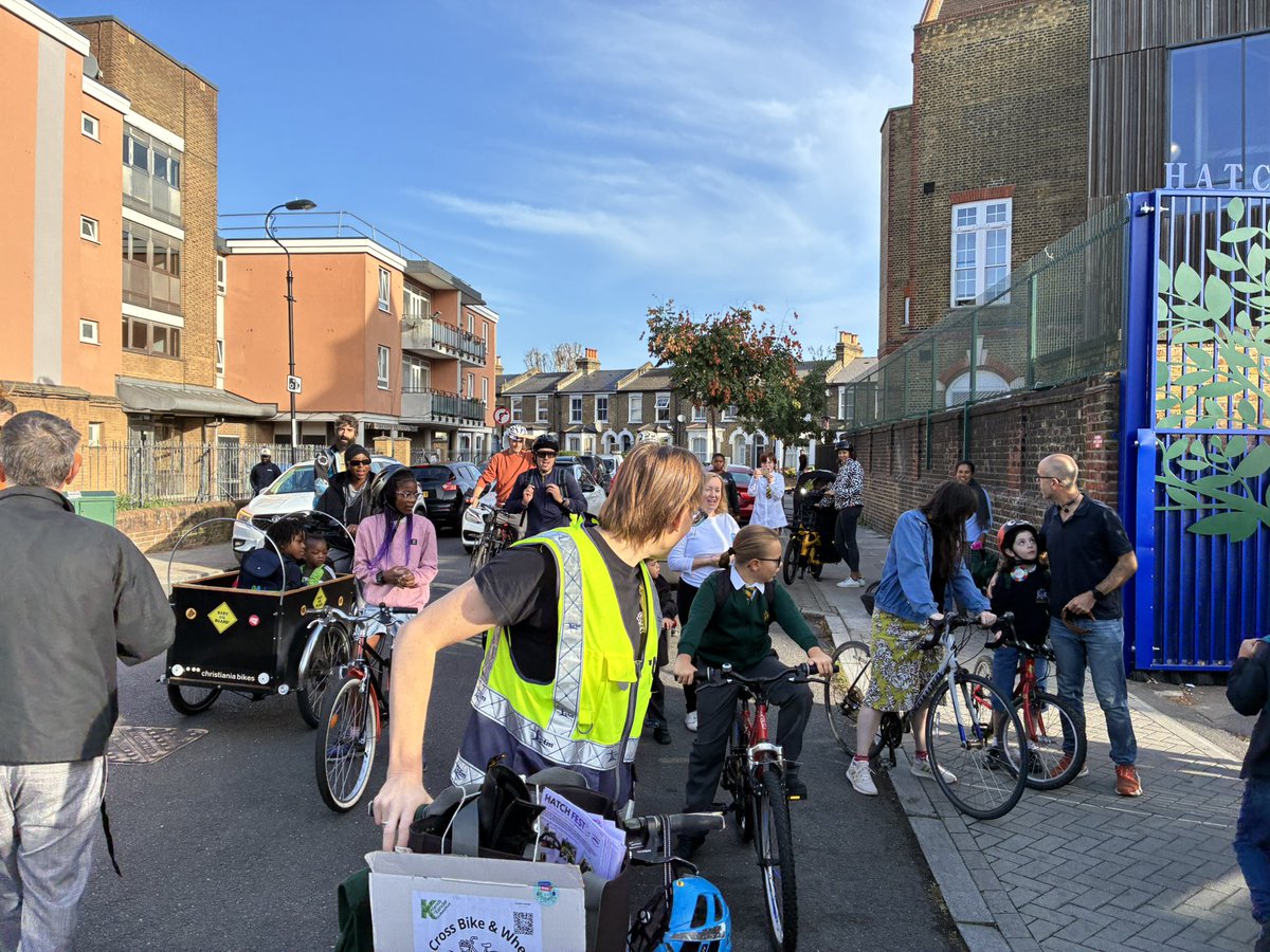 willnorman's tweet photo. Wonderful to join the New Cross Bike Bus this morning - enabling so many families to cycle to local schools @LewishamCouncil 

With over 870 school streets, more &amp; more children are walking &amp; cycling to school in London - a healthy, green and fun way to start the day 💚 https://t.co/ab6oLIv8vG