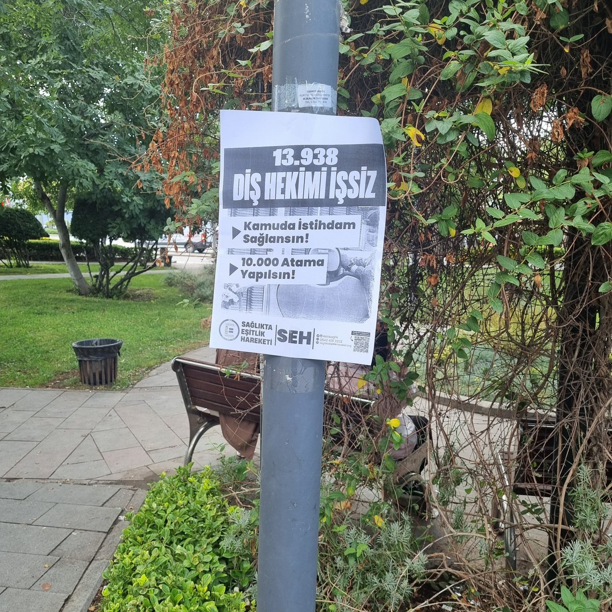 esitsaglik's tweet photo. On binlerce diş hekimi işsiz ya da çok daha fazlası özel sektörde acımasızca sömürülüyor. Atamalar içim açılan kontenjan ise yalnızca 521!  

Toplum ağız ve diş sağlığını diş hekimlerini işsiz, hastaları özel sektöre mahkum ederek sağlayamazsınız!

Acil 10.000 atama yapılsın! https://t.co/zGD3LY0UAq