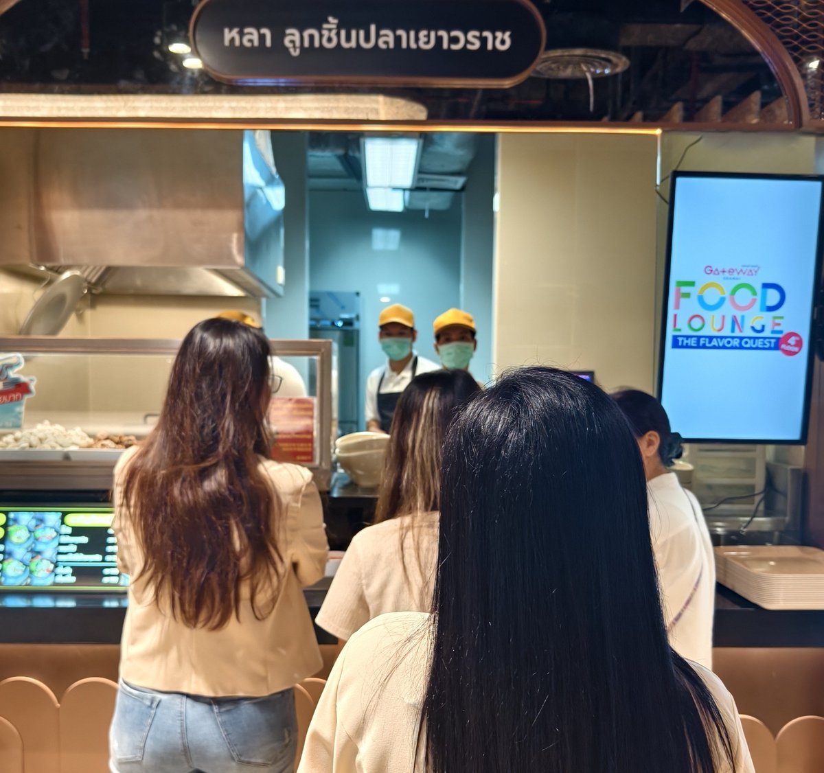 whybuyy's tweet photo. มีห้างนึง ลูกค้าขอเงินคืน ศูนย์มาปรับเงินกับที่ร้าน 2 เท่าของค่าอาหารและติดใบแดง ในหัวข้อว่า น้ำซุปก๋วยเตี๋ยวไม่ร้อน ทั้งที่เราใช้เตาแก๊สไม่ใช่เตาไฟฟ้า น้ำเดือดเกินร้อยตลอดเวลา

มาสืบต่อคือ เวลาเที่ยงครึ่ง ลูกค้ารับก๋วยเตี๋ยวมาแล้ว เอาไปวางที่โต๊ะ ตัวเองเดินไปซื้อน้ำ ผ่านไป 17 นาที กลับมาที่โต๊ะ ก๋วยเตี๋ยวเย็นแล้ว ไม่ร้อน เลยเอากลับมาที่ร้านเพื่อ "ขอชามใหม่" แต่เด็กเราไม่ให้ เพราะมันไม่ใช่ความผิดร้าน และเสนอเติมซุปใสให้ ลูกค้าไม่เอา จะเอาชามใหม่ลวกใหม่ทั้งหมด เด็กไม่ทำให้ ลูกค้าเลยไปฟ้องร้องเรียนกับศูนย์ และเพื่อให้จบ จึงคืนเงินก่อนสอบสวน แล้วค่อยออกใบเตือนร้าน

เราจึงได้ทำการตรวจสอบจากกล้องในศูนย์ แล้วพบว่าที่โต๊ะที่ลูกค้าเลือกนั่ง มันมีแอร์อยู่เหนือด้านบนเลย แต่ก็ 17 นาทีมั้ยนะ มันไม่ใช่ความรับผิดชอบของร้านแล้วมั้ย แต่ใดๆ ทางศูนย์ของห้างแจ้งว่าคืนเงินลูกค้าไปแล้ว ยังไงก็ต้องปรับร้านอยู่ดี

ผมเฉลยในภาพเอานะ ผมออกมาละจากสาขานี้ การทำงานแย่สุดๆ โดยเฉพาะเรื่องเงิน ที่ออกเอกสารผิด จากใบเสร็จรับเงิน ที่ถูกพิมพ์ผิดเป็น ใบแจ้งหนี้ ทำให้นอกจากเราไม่ได้รับเงินแล้ว ยังกลายเป็นติดหนี้ซ้ำอีก กว่าจะรับผิดชอบมาแก้ได้ เกือบเดรส