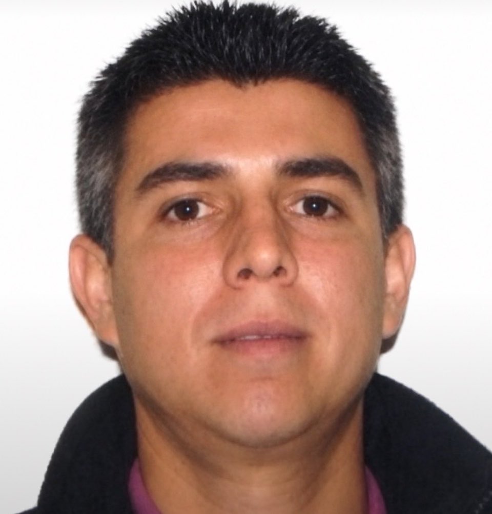 5toPoderSM's tweet photo. BUSCAN AL LÍDER DEL CARTEL NUEVA GENERACIÓN EL R3

La investigación de EL PAÍS, revela nuevos detalles sobre el origen de Juan Carlos Valencia González, alias “R3”, a partir de una copia de su acta de nacimiento obtenida por el periódico. 

Juan Carlos Gonzalez (sin tílde), un nombre que con los años se sumaría a la lista de alias que las autoridades le atribuyen, entre ellos R3, El Pelón, El JP, 03, Tricky Tres y Pelacas .

Nació el 12 de septiembre de 1984 en Santa Ana, California, en el Mercy General Hospital.
Su madre, Rosalinda González Valencia, lo registró como madre soltera. En el apartado correspondiente al padre aparece “N/A”. EL PAÍS señala que el padre biológico sería Armando Valencia Cornelio, uno de los fundadores del Cártel del Milenio.

El documento contiene además una anomalía en el registro del nombre de Rosalinda, ya que “Valencia” quedó asentado como segundo nombre y “González” como apellido.

La investigación señala que existen pocos registros públicos sobre la infancia de R3. El periódico plantea que pudo haber pasado parte de sus primeros años en California junto a su madre, Nemesio Oseguera “El Mencho” y sus hermanastros, aunque aclara que esa etapa no está documentada por completo.

En 2011, a los 26 años, Valencia González compró un rancho de aproximadamente 19.468 m² en Hemet, California, por 250.000 dólares. Actualmente, EL PAÍS estima su valor en unos 695.000 dólares.

Las autoridades estadounidenses iniciaron un proceso para decomisar esa propiedad y, según una acusación del Departamento de Justicia, buscan también bienes que presuntamente hayan sido adquiridos con ganancias del narcotráfico.

Posteriormente, R3 se incorporó al crimen organizado en México y, según la investigación, asumió el liderazgo del CJNG después de la muerte de El Mencho.

Actualmente, la DEA inició ofreciendo una recompensa de US5 millones y ahora es de US25 millones por información que conduzca a su captura.

CONTINUARÁ…