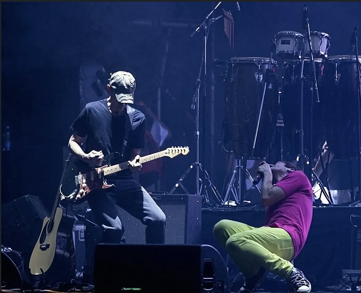 PityRockAndRoll's tweet photo. El flaco Skay con Intoxicados año 2009 https://t.co/8H2vnCutlZ