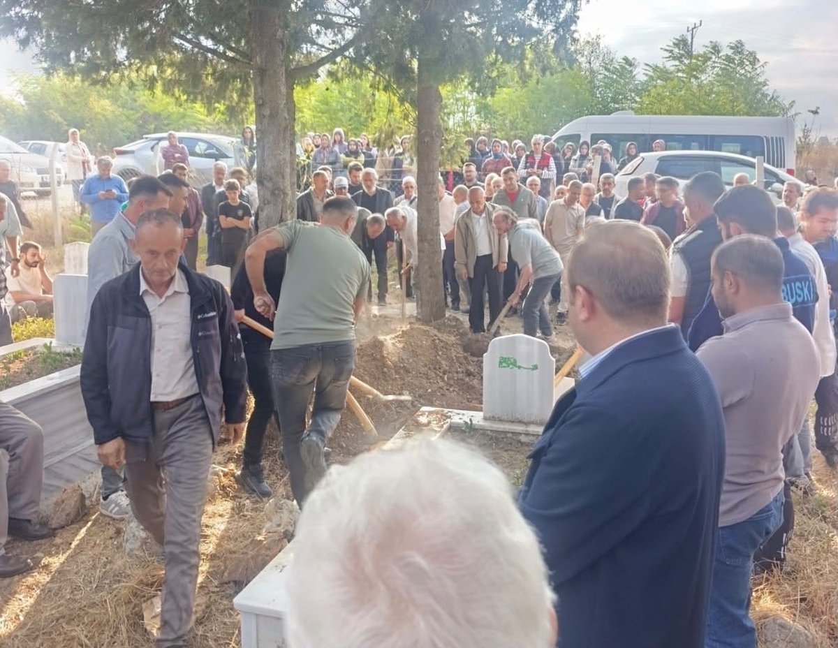 huseyinozturk_1's tweet photo. İnnâ Lillâhi ve İnnâ İleyhi Râciûn

Bursa 1 No'lu Şube Başkan Yardımcımız Erol Er’i memleketi Bursa’dan dualarla Rahmet-i Rahman’a uğurladık.

Merhum Erol kardeşimize Yüce Allah’tan rahmet; ailesine, sevenlerine ve teşkilatımıza başsağlığı ve sabr-ı cemil niyaz ediyoruz. https://t.co/aGx2NAukCv