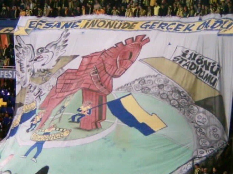 AllezFener's tweet photo. Havadan, karadan, denizden hiç fark etmez, Fenerbahçe neredeyse taraftarı oradadır.

Türk tribün tarihinin en büyük raconu !
#18Eylül2005 :) https://t.co/kJFamREqZF