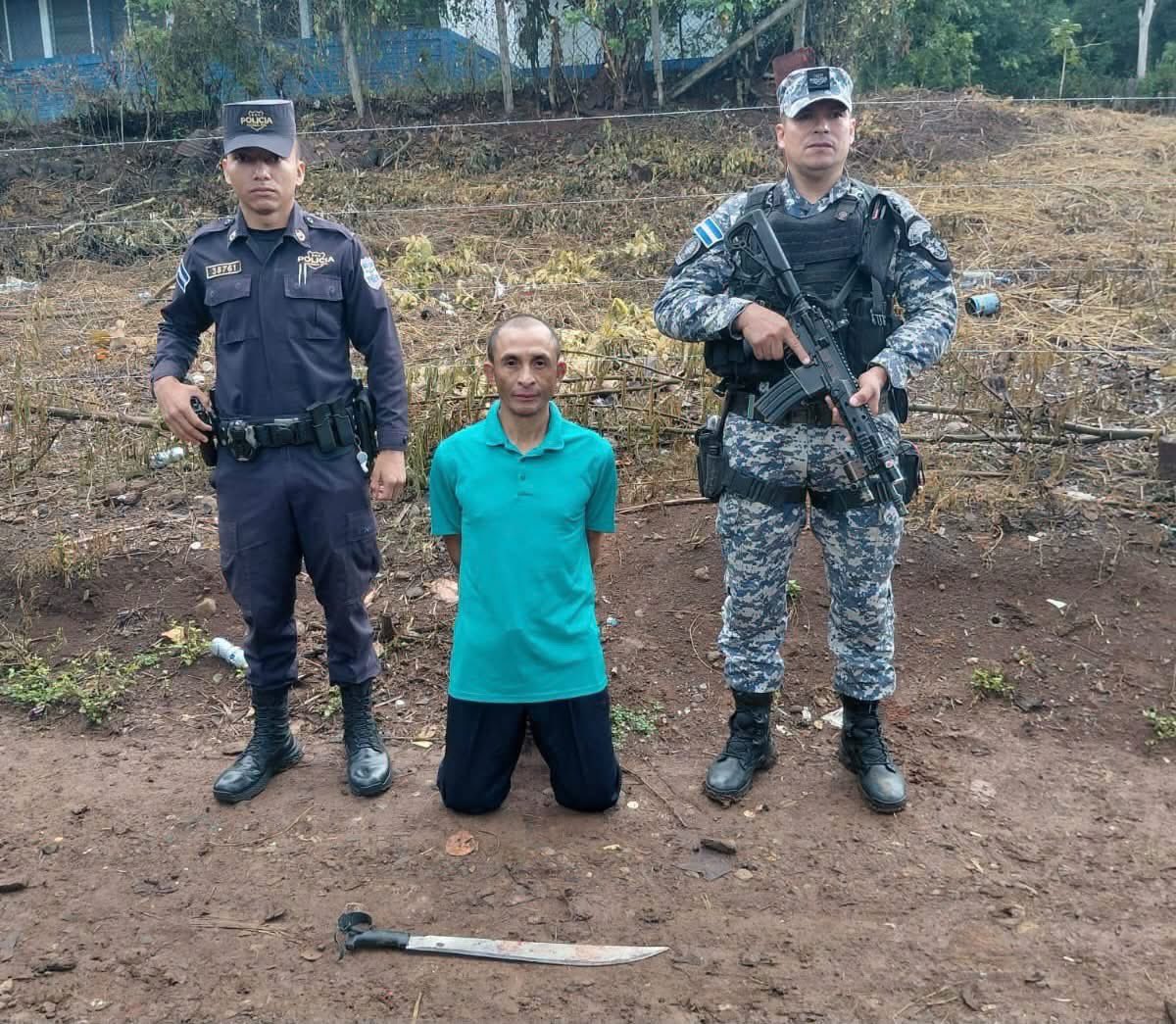 alertanoti's tweet photo. CAPTURAN A SUJETO QUE MATÓ CON ARMA BLANCA A SU PAREJA

La Policía reportó un homicidio en Ciudad Barrios, San Miguel Norte, donde una mujer de 30 años perdió la vida tras ser lesionada con un arma blanca.

De acuerdo con el reporte policial, la víctima fue atacada por su pareja. El señalado como responsable fue identificado como William Omar Lovo, de 40 años, quien fue capturado por las autoridades.

Lovo será remitido a las instancias correspondientes por el delito de homicidio agravado, mientras las autoridades continúan con las diligencias para esclarecer las circunstancias en las que ocurrió el hecho.