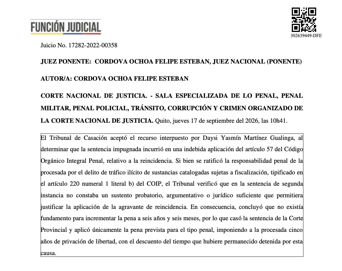 mariovelezec's tweet photo. [#SentenciasPenalesCNJ] | ⚖️ ¿Puede agravarse la pena por reincidencia si la sentencia no demuestra que la condena anterior fue ejecutoriada y que cumple los requisitos del artículo 57 del COIP?
🔎 ¿Qué decidió la Corte?

En el Juicio No. 17282-2022-00358 del día 17 de septiembre de 2026, la Sala Especializada de lo Penal de la @CorteNacional analizó el recurso de casación interpuesto por Daysi Yasmín Martínez Gualinga, condenada por el delito de tráfico ilícito de sustancias catalogadas sujetas a fiscalización, previsto en el art. 220 numeral 1 literal b) del COIP.

Los hechos ocurrieron el 21 de febrero de 2022, cuando la procesada fue aprehendida en el parque central de Calderón portando una maleta que contenía una bolsa con una sustancia que dio positivo para marihuana.

En primera instancia fue condenada a seis años y seis meses de privación de libertad, al aplicarse la agravante de reincidencia prevista en el artículo 57 del COIP, con referencia al proceso No. 17282-2019-00707. La Corte Provincial confirmó esa decisión.

La procesada recurrió en casación y sostuvo que la reincidencia no había sido debidamente acreditada mediante prueba legalmente incorporada y practicada en juicio.

La Corte Nacional aceptó el recurso, casó la sentencia provincial y dejó sin efecto la agravación por reincidencia, manteniendo la responsabilidad por el delito base e imponiendo la pena de cinco años de privación de libertad.

💡 Aporte relevante

La Corte establece que la reincidencia es un hecho jurídico que debe ser probado, no una circunstancia que pueda darse por acreditada por la sola referencia a un proceso penal anterior.

Para aplicar el artículo 57 del COIP deben concurrir y acreditarse conjuntamente:

1️⃣ La existencia de un nuevo delito.

2️⃣ Que la persona haya sido previamente declarada culpable mediante sentencia ejecutoriada.

3️⃣ Que la sentencia anterior corresponda a la misma infracción penal o al mismo bien jurídico protegido.

Estos presupuestos requieren prueba idónea dentro del proceso en el que se pretende aplicar la agravante.

📌 Rationes decidendi

1️⃣ La reincidencia debe probarse. La existencia y firmeza de una sentencia anterior, así como la identidad de infracción o bien jurídico protegido, son hechos jurídicos que no pueden quedar librados a una simple afirmación del juzgador.

2️⃣ La agravante también está sometida al estándar de prueba. El principio de duda razonable no se limita a la existencia del delito base; también alcanza los hechos que sustentan una circunstancia que agrava la pena.

3️⃣ La referencia a un número de proceso no sustituye la prueba. En los medios probatorios enumerados por la propia sentencia provincial no constaba copia certificada de una sentencia ejecutoriada, certificado de antecedentes u otro medio idóneo que acreditara los presupuestos de la reincidencia.

4️⃣ La reincidencia debe ser introducida oportunamente al proceso. No basta con que Fiscalía la mencione al final del juicio. La agravante debe formar parte de la teoría del caso y ser anunciada, incorporada y contradicha conforme a las reglas de la prueba.

5️⃣ La defensa debe tener oportunidad real de contradicción. Introducir la reincidencia por primera vez en el alegato de clausura impide que la persona procesada pueda ejercer adecuadamente su defensa frente a una circunstancia que incrementará su pena.

6️⃣ La casación puede corregir una indebida aplicación normativa sin revalorar la prueba. La Corte no volvió a analizar la evidencia para determinar si existía o no reincidencia; examinó lo que la propia sentencia declaró probado y concluyó que esos hechos no permitían subsumir el caso en el artículo 57 del COIP.

⚠️ ¿Qué NO decidió la Corte?

La sentencia no elimina la reincidencia como agravante ni establece que una condena anterior sea jurídicamente irrelevante.

Lo que establece es que, para aplicar el artículo 57 del COIP, deben acreditarse sus presupuestos: sentencia anterior ejecutoriada y correspondencia con la misma infracción penal o con el mismo bien jurídico protegido, mediante prueba incorporada y sometida al contradictorio.

Tampoco se cuestionó en casación la responsabilidad penal por el delito previsto en el artículo 220 numeral 1 literal b) del COIP. El error identificado estuvo específicamente en la aplicación de la agravante de reincidencia.

📚 ¿Qué debemos citar?

👉 Art. 57 COIP: requisitos y consecuencia jurídica de la reincidencia.

👉 Art. 53 COIP: principio de legalidad de la pena.

👉 Art. 453 COIP: finalidad de la prueba.

👉 Art. 454 COIP: principios de oportunidad, inmediación y contradicción de la prueba.
👉 Art. 5.13 COIP: principio de contradicción.

👉 Art. 5.3 COIP: duda a favor del reo.
👉 Art. 656 COIP: procedencia y límites del recurso de casación.

👉 Art. 657 COIP: efectos de la decisión de casación.

⚖️ Clave práctica: cuando se pretenda aplicar la reincidencia, no basta con señalar que existe un proceso penal anterior. La acusación debe acreditar, oportunamente y mediante prueba idónea, que existe una sentencia ejecutoriada, que corresponde a la misma infracción o al mismo bien jurídico protegido y que estos elementos fueron sometidos al contradictorio.

En casación, el análisis no consiste en volver a valorar la prueba, sino en verificar si los hechos que la propia sentencia declaró probados permiten aplicar jurídicamente la agravante. Si el presupuesto fáctico de la reincidencia no consta acreditado, la aplicación del artículo 57 puede constituir indebida aplicación de la ley.

#Reincidencia #CasacionPenal #DerechoPenal #JurisprudenciaEcuatoriana #COIP #DebidoProceso