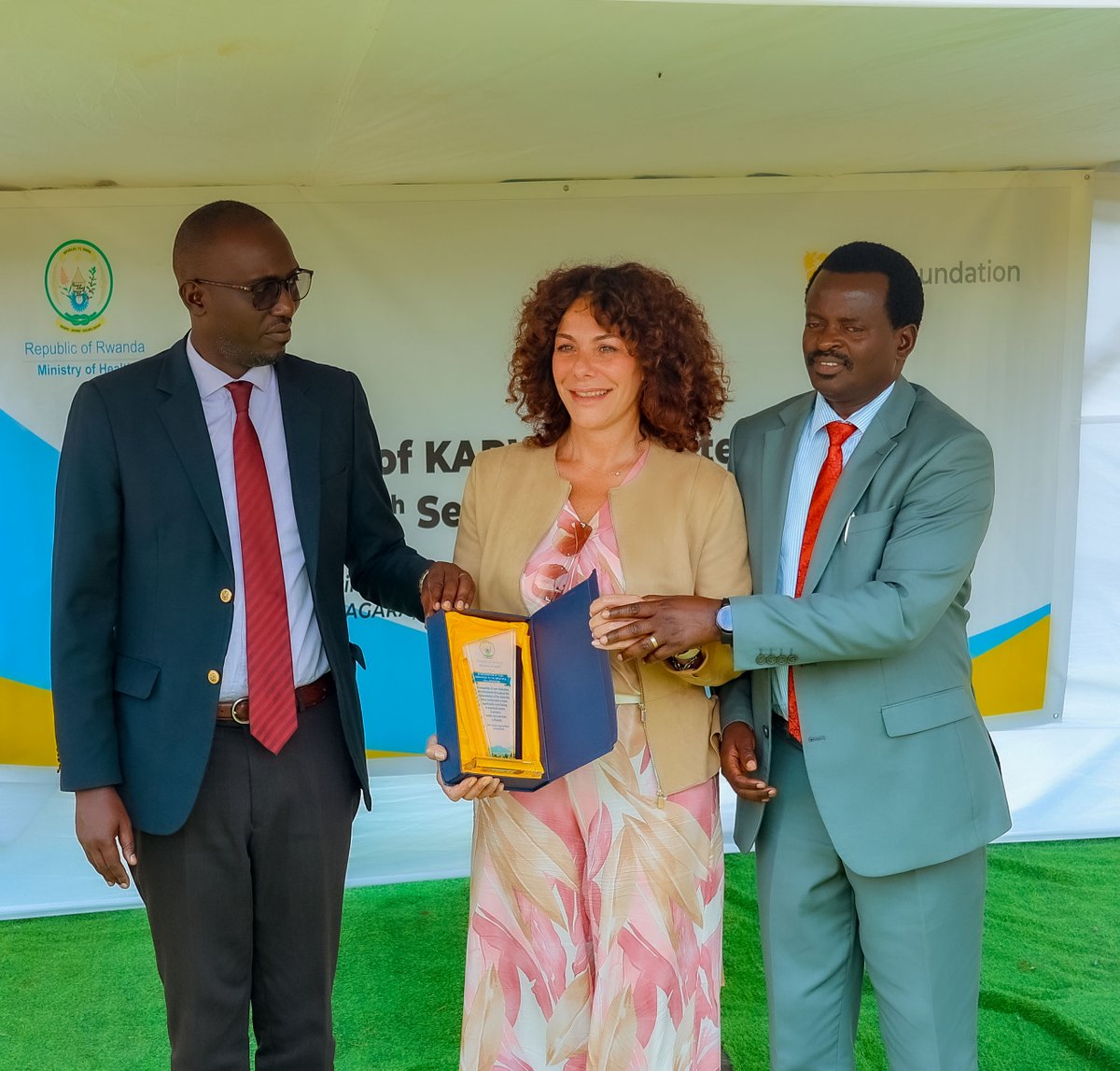 MusanzeDistrict's tweet photo. Umunyamabanga Nshingwabikorwa wa @RwandaNorth Pascal Ngendahimana, Meya @NsengClaudien na @Jmukanyirigira wa Rulindo, ba Visi Meya @TheoKayiranga, @Denise_Dusabe01 wa Gisagara na Murekatete Juliet wa Nyagatare batashye ku mugaragaro Inzu z'Ababyeyi zubatswe na #ENIFoundation https://t.co/ZFrklB3dtu