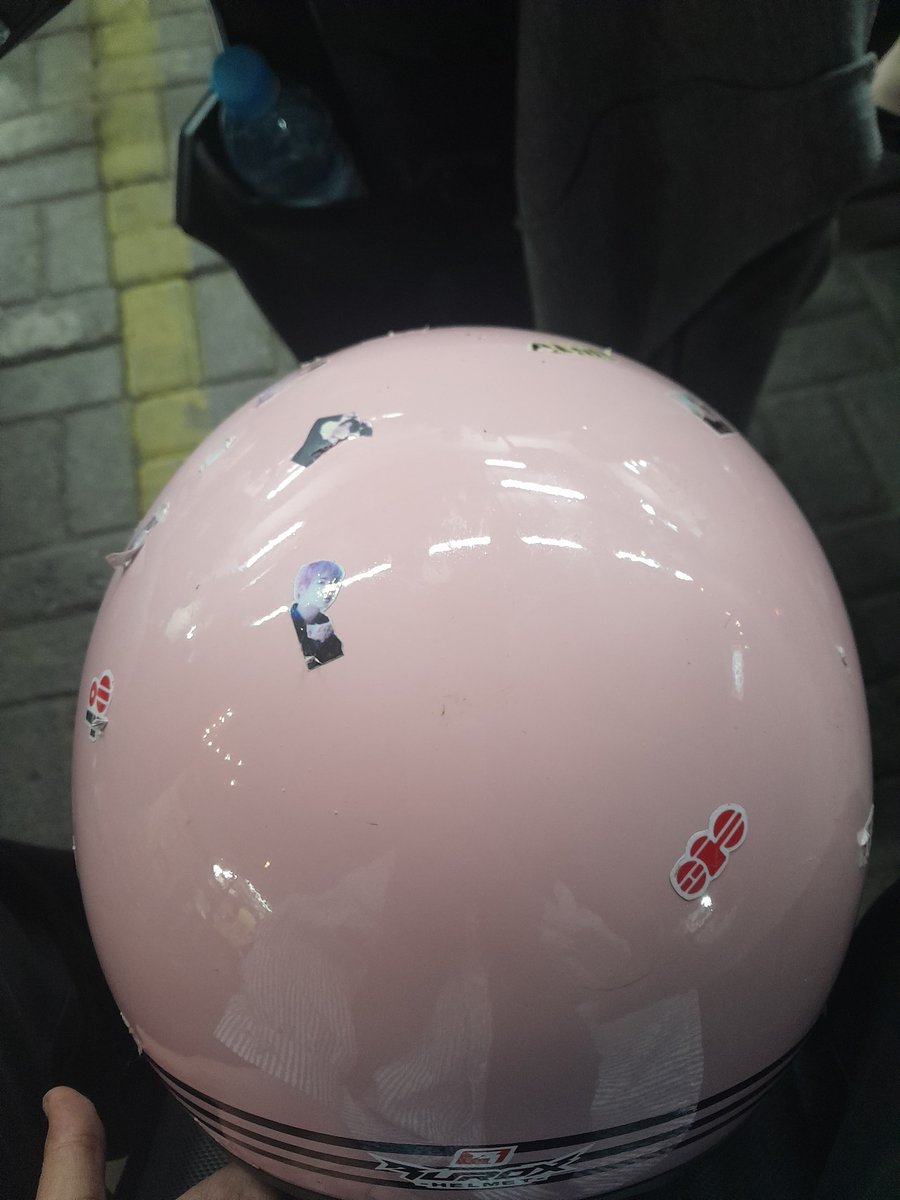 taebyyluv's tweet photo. SAKIT HATI BANGET ADA YG KELOPEKIN STIKER HELM GUE 😭💔

from this                                 to this https://t.co/TapqmZdNf3