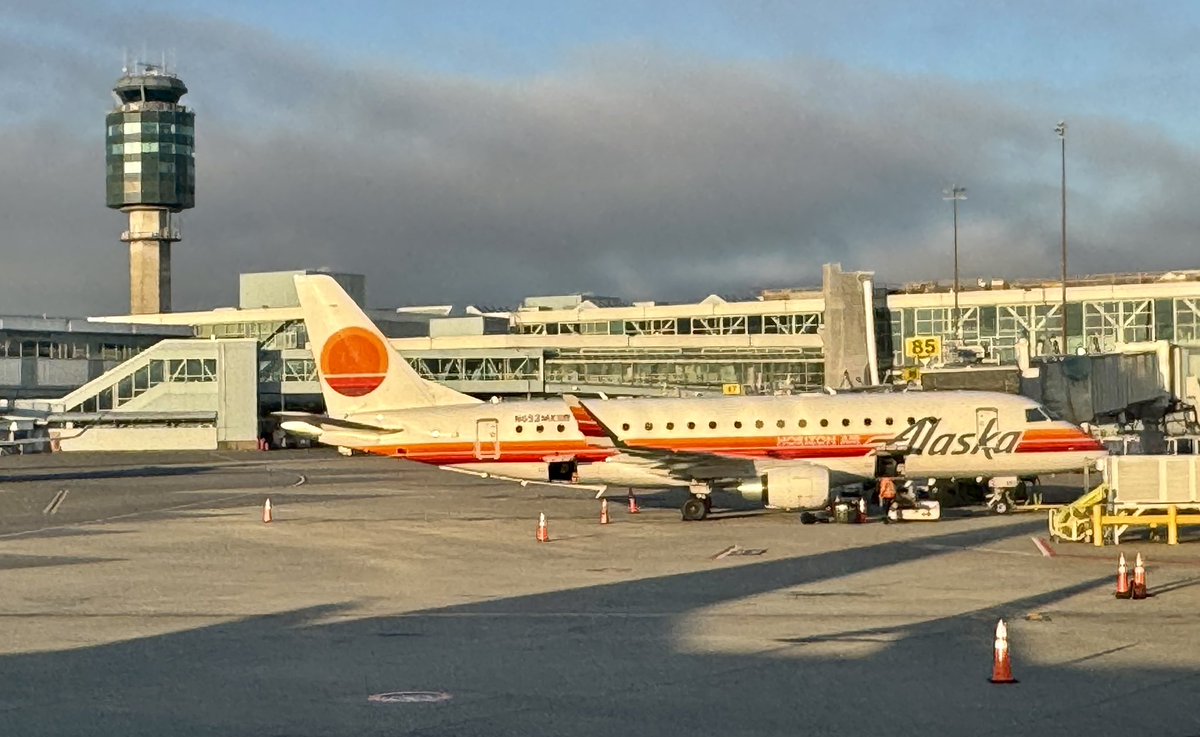 Kent_YVR's tweet photo. It’s a beautiful morning at @yvrairport 😊 Headed to SPOTLAX2026 ✈️📸🌴☀️🍔 https://t.co/Ys2v2AEY9t