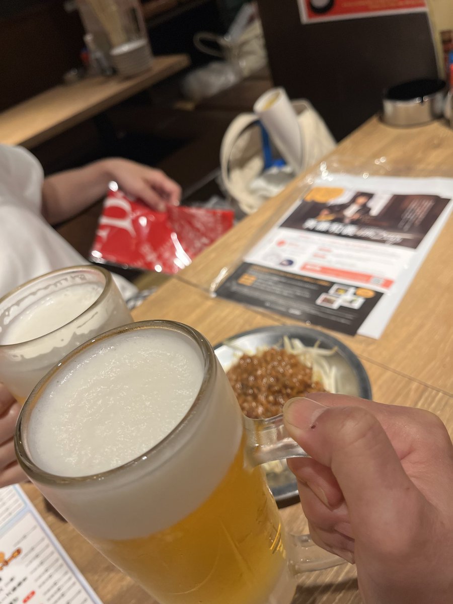 hichachacha's tweet photo. 久々のライブで乾杯🍻
よかったよ〜😊 https://t.co/fvYQc6VHIs