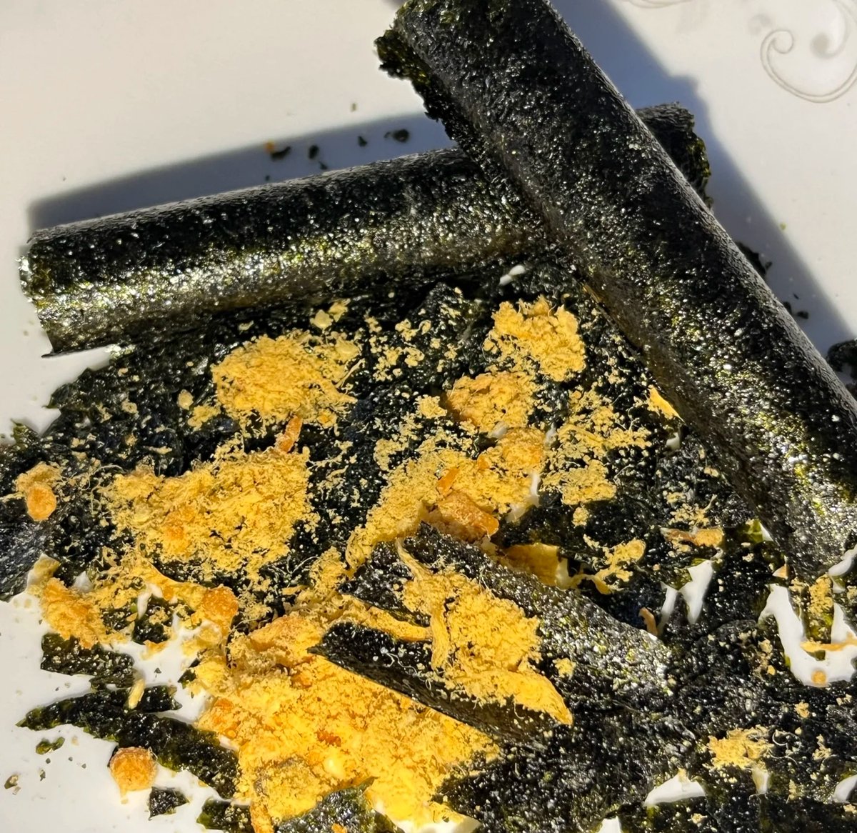 aelij247494's tweet photo. Just shared a bag of crispy seaweed snacks with my desk mate—tiny joy that made my afternoon!  Who’s your go-to snack buddy https://t.co/I5nuKZqcRZ