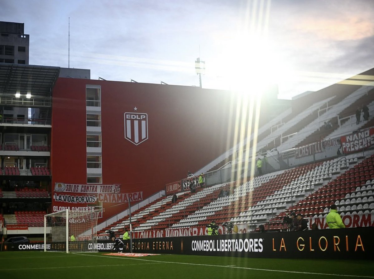 futebol_info's tweet photo. 🚨 Atenção! Estudiantes corre risco de não poder enfrentar o Flamengo no estádio UNO, pelas semifinais da Libertadores.

O time argentino já consultou a Conmebol para tentar mandar o jogo no UNO. O estádio comporta cerca de 32 mil pessoas, mas não consegue disponibilizar os 4 mil lugares exigidos para visitantes. A utilização também dependerá da aprovação do FLAMENGO.

"Faremos o possível para jogar no UNO. Dependerá muito do Flamengo. Caso contrário, procuraremos outro estádio”, afirmou Verón, presidente do Estudiantes.

Caso não seja possível atuar no UNO, surgem como alternativas EL CILINDRO, do Racing, e LA FORTALEZA, do Lanús.

🗞️ @TyCSports 
📸 Estudiantes