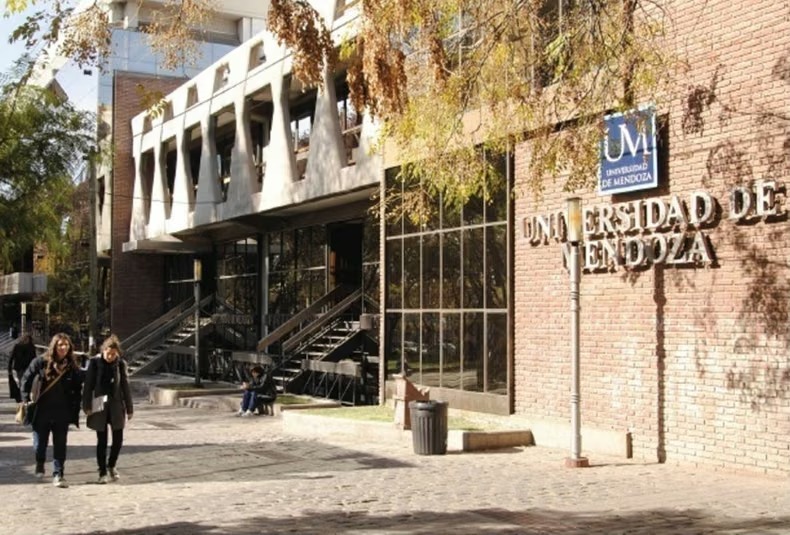 MinutoYa's tweet photo. La Universidad de Mendoza retomó sus actividades tras la amenaza
#Amenza #UniversidaddeMendoza
https://t.co/gVG9hBIJYY https://t.co/0oXHGxEapM