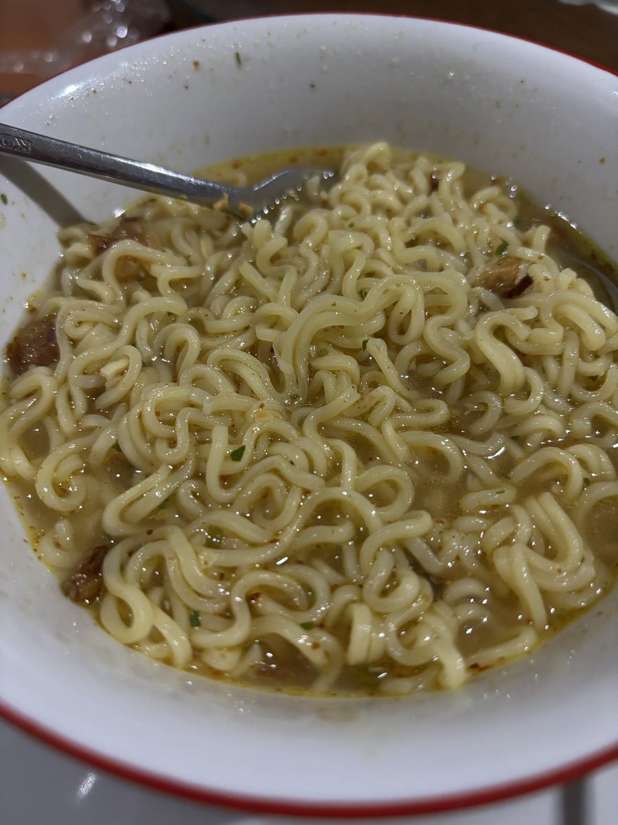 peuldoongnuna's tweet photo. ya allah kerasa banget kesenjangan ekonomi ini 😭😂

dinner idolnya vs dinner fansnya https://t.co/pkdW1wOWua