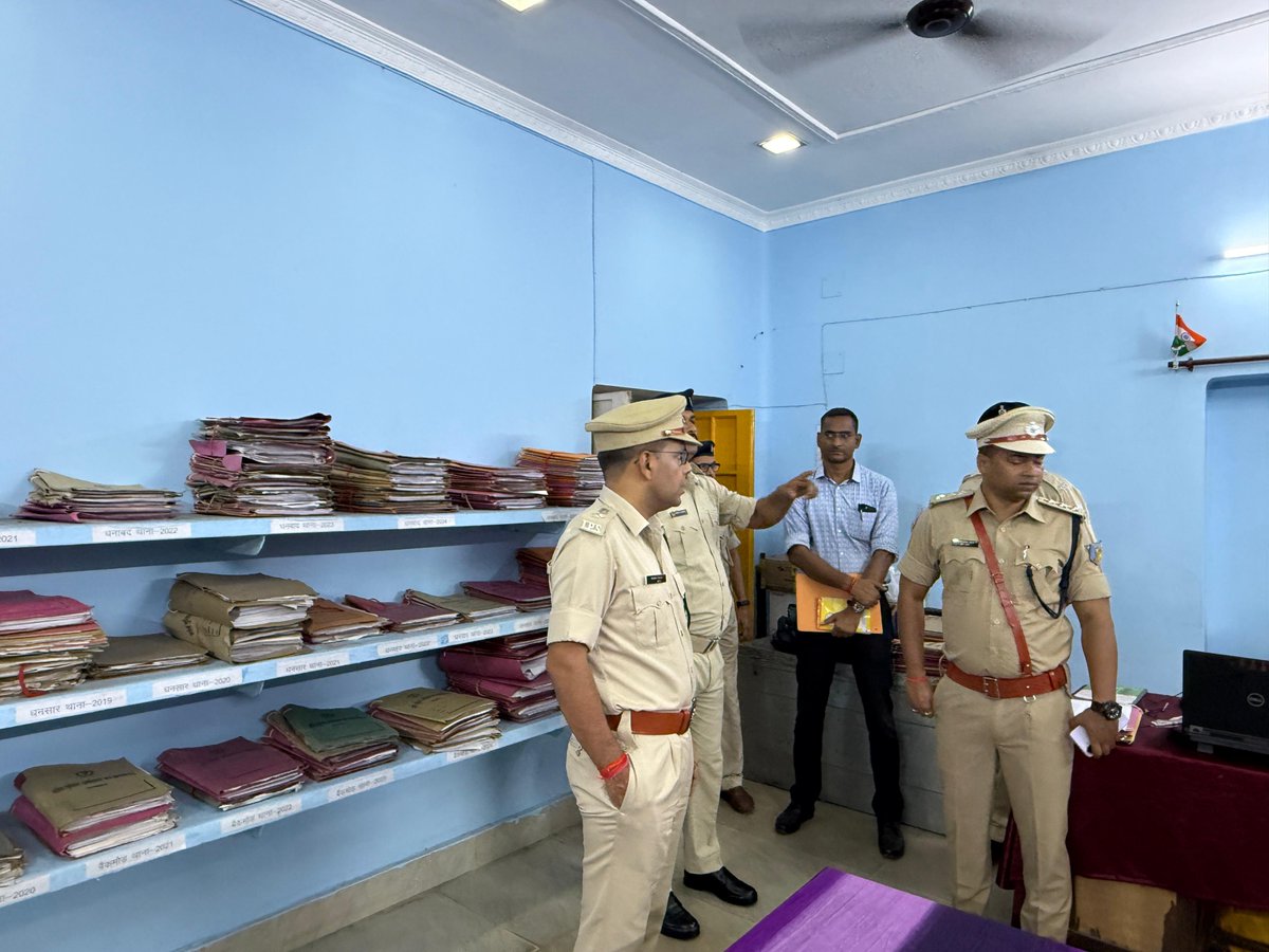 dhanbadpolice's tweet photo. एसएसपी महोदय ने डीएसपी विधि व्यवस्था कार्यालय का किया निरीक्षण। लंबित कांडों एवं वारंटों की समीक्षा कर वर्ष 2023 तक के लंबित मामलों के शीघ्र निष्पादन का निर्देश दिया। लंबित वारंटों के त्वरित निष्पादन पर जोर, अनुसंधान में गुणवत्ता एवं समयबद्ध कार्रवाई सुनिश्चित करने के निर्देश https://t.co/7uVLreu9bP