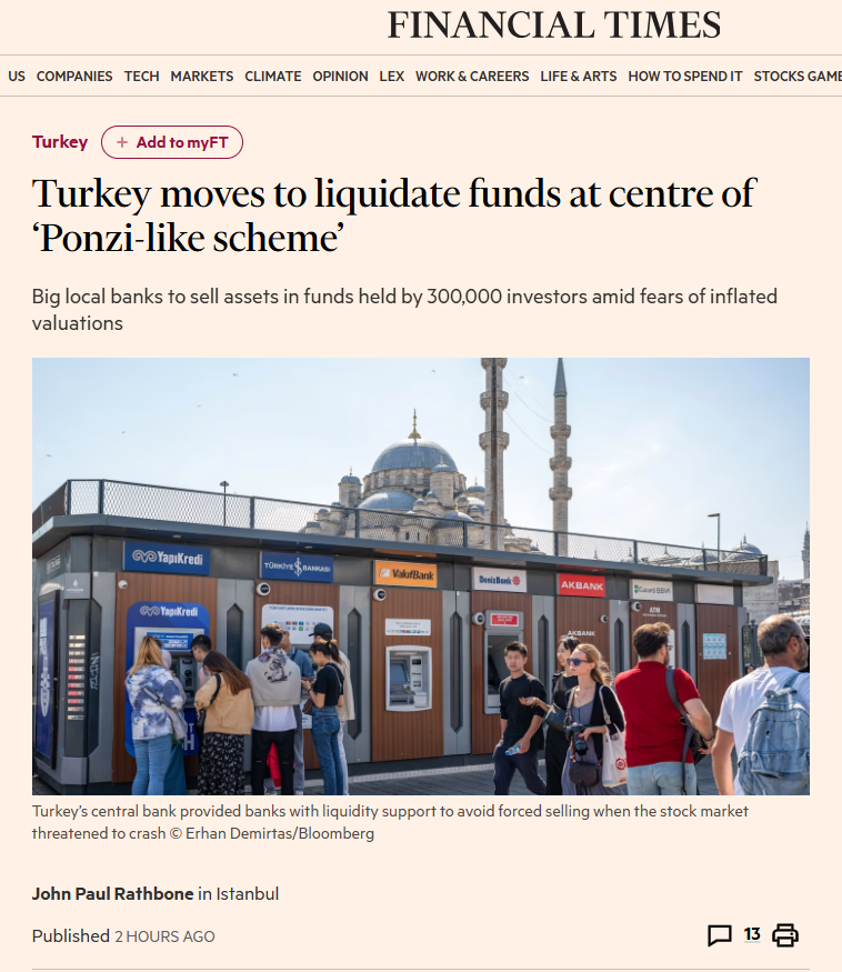 yabancibasin's tweet photo. Financial Times

Türkiye, “Ponzi benzeri düzenin” merkezindeki fonları tasfiye etmek için harekete geçti

🔹 Türkiye, sermaye piyasalarını sarsan spekülatif balonun çöküşünde yer alan 131 yatırım fonunu tasfiye etmek üzere İş Bankası ve Ziraat Bankası’nı görevlendirdi. Fonlarda yaklaşık 17 milyar dolarlık yatırım, 500.000’den fazla hesap ve yaklaşık 300.000 yatırımcı bulunuyor.

🔹 Hazine ve Maliye Bakanı Mehmet Şimşek, sorunlu alanın “karantinaya alındığını” ve sistemik risk bulunmadığını söyledi. Etkilenen fonlar yatırım fonu sektörünün yaklaşık %10’unu oluştururken kalan %90 faaliyetlerini normal şekilde sürdürüyor.

🔹 Tasfiye sürecinin üç aya kadar sürmesi bekleniyor. İş Bankası ve Ziraat Bankası fonların varlıklarını kademeli olarak satacak ve elde edilen nakit yatırımcılara sahip oldukları paylarla orantılı olarak dağıtılacak.

🔹 SPK, bazı fonların değerlemelerinin şişirilmiş olabileceğine ilişkin endişeleri kabul etti. Bu nedenle yatırımcıların tasfiye sonunda yatırımlarının ne kadarını geri alabileceği belirsizliğini koruyor.

🔹 Merkez Bankası, hisse piyasasındaki sert düşüşün zorunlu satışları tetiklemesini önlemek amacıyla perşembe günü bankalara likidite desteği sağladı. Kamuya ait bir katılım bankası da krizin merkezindeki bir fon yöneticisine ait iki tasarruf finansman şirketini devralmak için görüşmelere başladı.

🔹 Aralarında bir fonun yönetim kurulu başkanı ve yönetim kurulu üyelerinin de bulunduğu dört şüpheli tutuklandı. 51 kişi hakkında yurt dışına çıkış yasağı ve mal varlığı kısıtlamaları getirildi.

🔹 Adalet Bakanı Akın Gürlek, vatandaşların tasarruflarını hedef alan “Ponzi benzeri düzenler” ve yanıltıcı yönlendirmelerle haksız kazanç sağlayan kişi ve kuruluşlara karşı hukuki işlem yürütüldüğünü açıkladı.

🔹 Sorunun merkezindeki bazı yatırım fonları son iki yılda bağlantılı şirketlerin hisselerinde yoğun pozisyonlar oluşturarak fiyatların yükselmesine ve kendi net varlık değerlerinin artmasına yol açtı. Yüksek getiriler yeni yatırımcıları çekti ve gelen para aynı veya bağlantılı hisselerin yeniden alınmasında kullanıldı.

🔹 MSCI haziranda “koordineli işlem davranışlarının” hisse fiyatlarını bozabileceği uyarısında bulundu. SPK ise 2025 sonlarında bazı fonların ekonomik gerçeklerle veya şirketlerin finansal temelleriyle açıklanamayan hisse fiyatı hareketlerine yol açtığını tespit ederek piyasa kurallarını sıkılaştırmaya başladı.

🔹 Kriz, Pusula Portföy’ün bazı fonlarda yatırımcıların geri ödeme taleplerini zamanında karşılayamadığını açıklamasıyla hızlandı. Bireysel yatırımcıların fonlardan çıkışa yönelmesi diğer fonlarda da geri ödeme sorunlarını tetikledi.

🔹 BIST 100 cuma günü öğle saatlerinde %1,3 düşerken haftalık kayıp yaklaşık %8’e ulaştı. Endeks, İstanbul Büyükşehir Belediye Başkanı Ekrem İmamoğlu’nun gözaltına alınmasının ardından Mart 2025’te yaşanan satışlardan bu yana en kötü haftalık performansına yöneldi.

🔹 RBC BlueBay kıdemli gelişmekte olan piyasalar stratejisti Timothy Ash, mevcut aşamada krizin sistemik olmadığını ancak Türkiye hisse piyasalarındaki düzenleyici yapının kapsamlı biçimde yeniden düzenlenmesi gerektiğini söyledi.