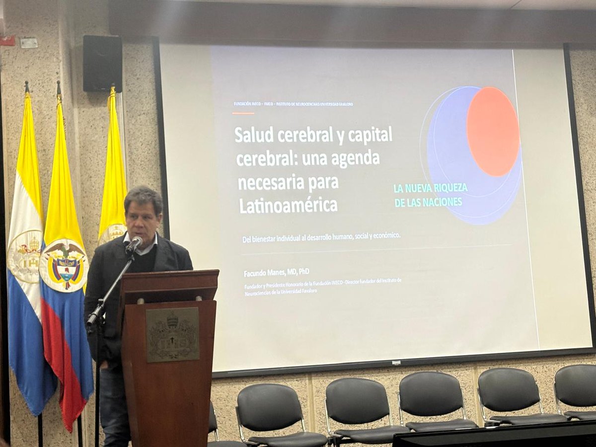 ManesF's tweet photo. Sin salud cerebral no hay desarrollo.

Hoy, en Bogotá, tuve la oportunidad de hablar sobre “Salud cerebral y capital cerebral: una agenda necesaria para Latinoamérica”.

El cerebro es el prerrequisito del capital humano. De él dependen nuestra capacidad de aprender, crear, innovar, trabajar, vincularnos y tomar decisiones.

América Latina tiene enormes recursos naturales, pero su principal riqueza está en las capacidades de su gente. Por eso, proteger el cerebro desde la infancia, mejorar la educación, cuidar la salud mental, prevenir las enfermedades neurológicas y promover un envejecimiento saludable no son agendas separadas. Son parte de una misma estrategia de desarrollo.

La revolución de la inteligencia artificial hace esta conversación aún más urgente. Frente a máquinas cada vez más capaces, la pregunta no es solamente qué podrá hacer la IA, sino qué capacidades humanas debemos fortalecer: el juicio, la creatividad, la empatía, la sabiduría, la confianza y nuestra capacidad de construir comunidad.

La IA puede potenciar enormemente lo que hacemos. Pero nuestra ventaja no estará en parecernos a las máquinas. Nuestra ventaja será aquello que nos hace humanos.

Invertir en salud cerebral es invertir en capital humano, productividad, innovación y cohesión social.

El futuro de nuestros países también se construye cuidando y desarrollando el cerebro de su gente.