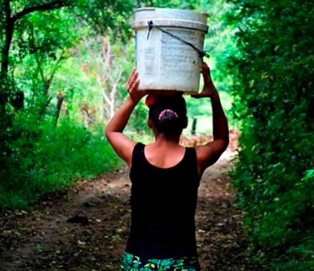 MuMaLaNacional's tweet photo. En el #Presupuesto2027 presentado por Milei lo asignado para obras de "Agua Potable y Alcantarillado" es del 94. 4 % menos respecto a 2023 @ctroCEPA 

Ante la falta de obras que garanticen el acceso al agua en los hogares, son mayoritariamente las mujeres adultas, adolescentes y niñas quienes acarrean litros y litros para garantizar las tareas de cuidado: higiene, limpieza, elaboración de alimentos, entre otras. 

La Feminización de la Pobreza se profundiza con la negación de los derechos básicos que agotan el tiempo y los cuerpos de las mujeres.