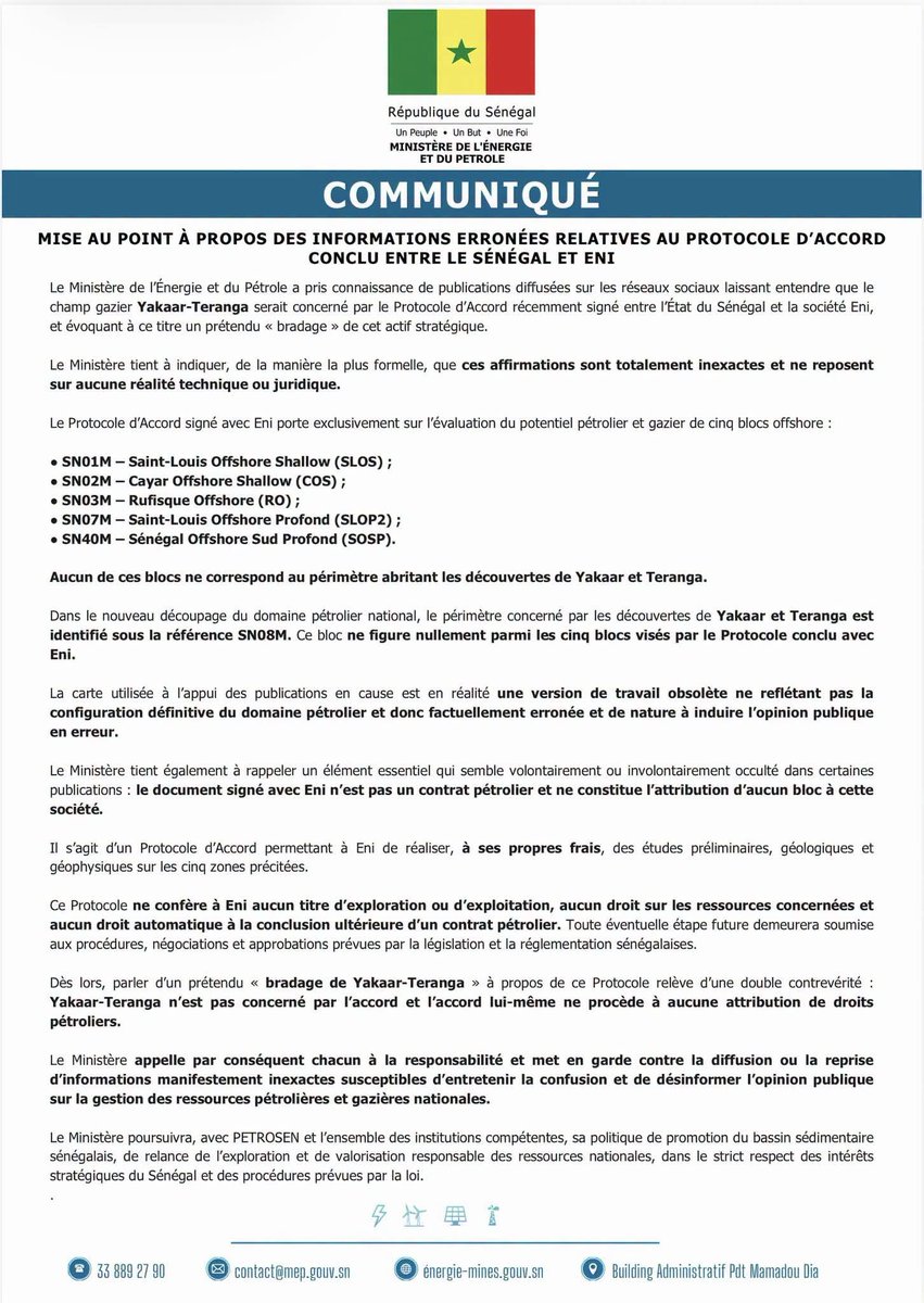 drelhadjiAdiouf's tweet photo. COMMUNIQUÉ
MISE AU POINT À PROPOS DES INFORMATIONS ERRONÉES RELATIVES AU PROTOCOLE D’ACCORD CONCLU ENTRE LE SÉNÉGAL ET ENI

Le Ministère de l’Énergie et du Pétrole a pris connaissance de publications diffusées sur les réseaux sociaux laissant entendre que le champ gazier Yakaar-Teranga serait concerné par le Protocole d’Accord récemment signé entre l’État du Sénégal et la société Eni, et évoquant à ce titre un prétendu « bradage » de cet actif stratégique.

Le Ministère tient à indiquer, de la manière la plus formelle, que ces affirmations sont totalement inexactes et ne reposent sur aucune réalité technique ou juridique.
Le Protocole d’Accord signé avec Eni porte exclusivement sur l’évaluation du potentiel pétrolier et gazier de cinq blocs offshore :

SN01M – Saint-Louis Offshore Shallow (SLOS) ;
SN02M – Cayar Offshore Shallow (COS) ;
SN03M – Rufisque Offshore (RO) ;
SN07M – Saint-Louis Offshore Profond (SLOP2) ;
SN40M – Sénégal Offshore Sud Profond (SOSP).

Aucun de ces blocs ne correspond au périmètre abritant les découvertes de Yakaar et Teranga.
Dans le nouveau découpage du domaine pétrolier national, le périmètre concerné par les découvertes de Yakaar et Teranga est identifié sous la référence SN08M. Ce bloc ne figure nullement parmi les cinq blocs visés par le Protocole conclu avec Eni.

La carte utilisée à l’appui des publications en cause est en réalité une version de travail obsolète ne reflétant pas la configuration définitive du domaine pétrolier et donc factuellement erronée et de nature à induire l’opinion publique en erreur.

Le Ministère tient également à rappeler un élément essentiel qui semble volontairement ou involontairement occulté dans certaines publications : le document signé avec Eni n’est pas un contrat pétrolier et ne constitue l’attribution d’aucun bloc à cette société.

Il s’agit d’un Protocole d’Accord permettant à Eni de réaliser, à ses propres frais, des études préliminaires, géologiques et géophysiques sur les cinq zones précitées.

Ce Protocole ne confère à Eni aucun titre d’exploration ou d’exploitation, aucun droit sur les ressources concernées et aucun droit automatique à la conclusion ultérieure d’un contrat pétrolier.

Toute éventuelle étape future demeurera soumise aux procédures, négociations et approbations prévues par la législation et la réglementation sénégalaises.

Dès lors, parler d’un prétendu « bradage de Yakaar-Teranga » à propos de ce Protocole relève d’une double contrevérité : Yakaar-Teranga n’est pas concerné par l’accord et l’accord lui-même ne procède à aucune attribution de droits pétroliers.

Le Ministère appelle par conséquent chacun à la responsabilité et met en garde contre la diffusion ou la reprise d’informations manifestement inexactes susceptibles d’entretenir la confusion et de désinformer l’opinion publique sur la gestion des ressources pétrolières et gazières nationales.

Le Ministère poursuivra, avec PETROSEN et l’ensemble des institutions compétentes, sa politique de promotion du bassin sédimentaire sénégalais, de relance de l’exploration et de valorisation responsable des ressources nationales, dans le strict respect des intérêts stratégiques du Sénégal et des procédures prévues par la loi.