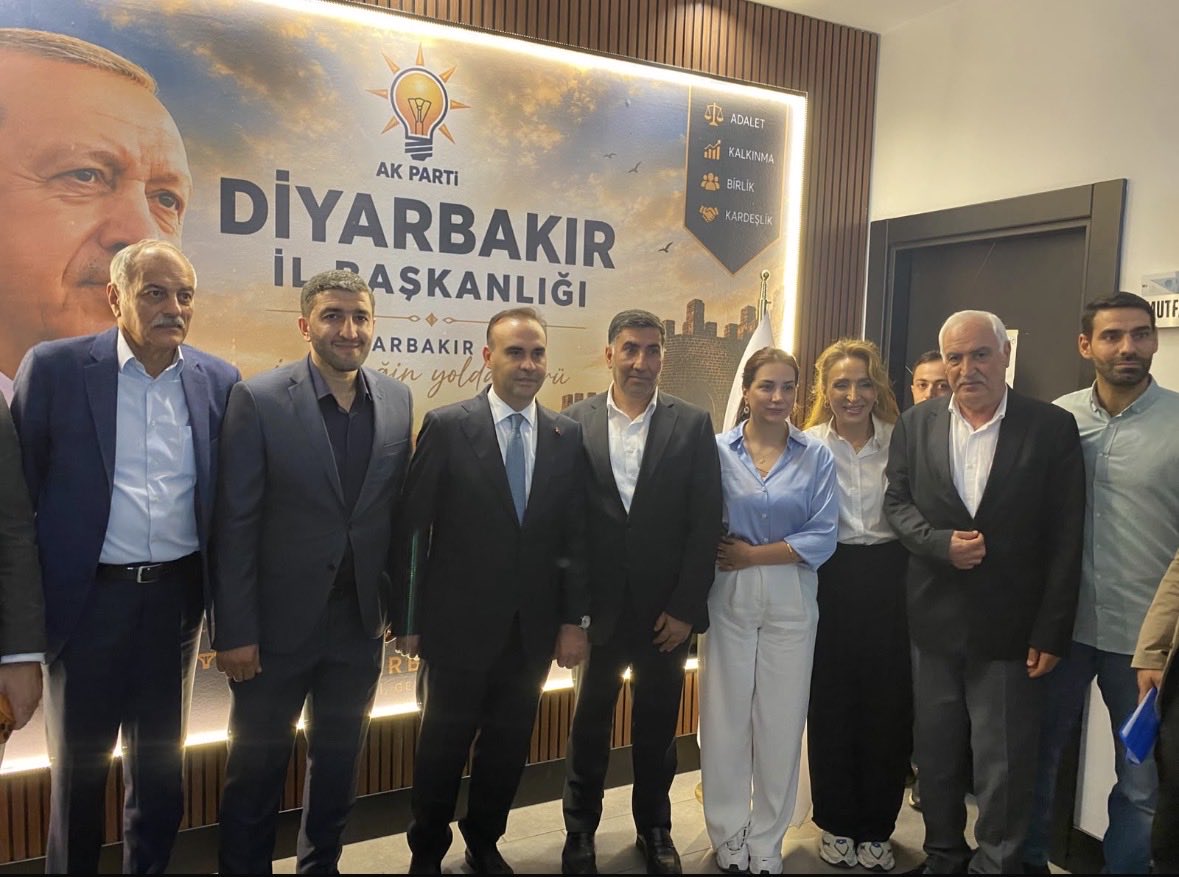 OsmanMerdanoglu's tweet photo. Sanayi ve Teknoloji Bakanımız Sayın Mehmet Fatih Kacır’ı il binamızda ağırladık.

KAAN, HÜRJET, HÜRKUŞ, KIZILELMA, Bayraktar TB2 ve AKINCI başta olmak üzere Türkiye’nin yerli ve millî teknoloji hamlesi üzerine konuştuk.

Bugün gururla gökyüzünde gördüğümüz bu eserlerin daha başlangıç olduğunu, önümüzde çok daha büyük projelerin bulunduğunu bir kez daha gördük.

Türkiye üretiyor, Türkiye yükseliyor.
@HamitSumer21 
@akpartidbakir