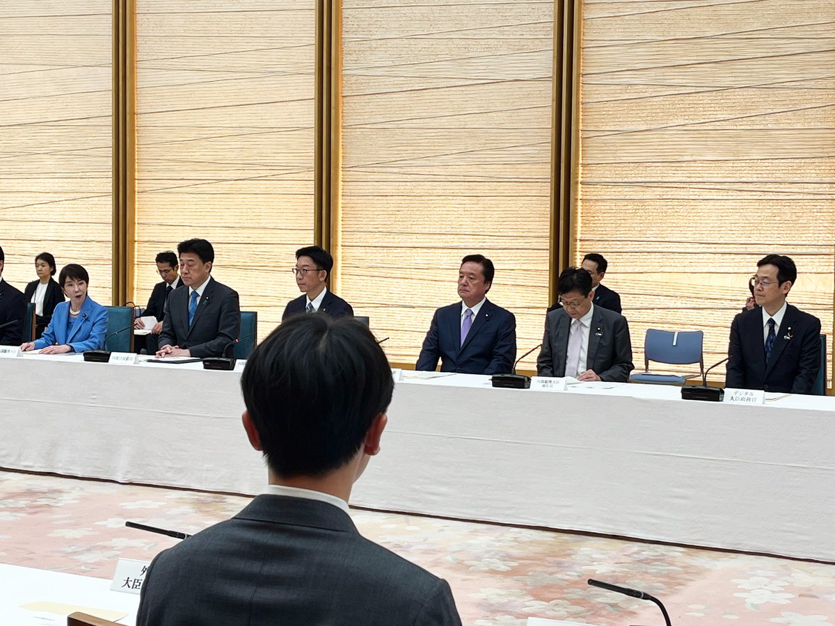 KenAkamatsu's tweet photo. 本日、第二次高市改造内閣において「デジタル大臣政務官」兼「内閣府大臣政務官」に任命されました。
今期から古川デジタル大臣の担当範囲が大幅に広がり、「AI・デジタル改革推進」「人工知能戦略」担当大臣も併せて発令。更に「科学技術政策」「宇宙政策」「海洋政策」「サイバー安全保障」「知的財産戦略」、そして新たに「コンテンツ戦略」まで加わって、まさに今の日本を引っ張る分野が勢ぞろいの担務となりました。
古川大臣と塩崎副大臣をしっかり補佐しつつ、頑張ってまいる所存です。

21時から首相官邸で、新大臣政務官の辞令交付。
恒例の記念撮影の後、官邸2F大ホールで初の大臣政務官会合が行われました。一昨年の文科政務官に続いて２度目ですが、大変緊張しました。