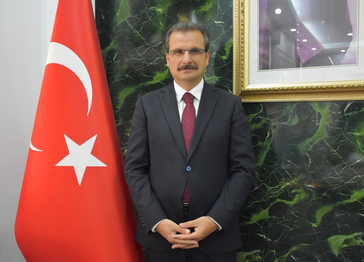 Salihli_Kym's tweet photo. Kaymakamımız Sayın Ali GÜLDOĞAN'ın 19 Eylül Gaziler Günü Mesajı;
Tarih boyunca hür ve bağımsız yaşamayı karakteri hâline getirmiş, esareti asla kabul etmemiş aziz milletimiz; vatanını ve mukaddesatını korumak için her türlü fedakârlığı göze alarak eşsiz destanlar yazmıştır. Bu kahramanlık ruhunun en canlı ve asil temsilcileri olan gazilerimiz, bağımsızlığımızın, onurumuzun ve vatanseverliğin ölümsüz sembolleridir.
Türkiye Büyük Millet Meclisi tarafından Cumhuriyetimizin kurucusu Mustafa Kemal Atatürk’e “Mareşal” rütbesi ve “Gazi” unvanı verilişinin yıl dönümünü "Gaziler Günü" olarak idrak etmenin derin heyecanını ve gururunu hep birlikte yaşıyoruz.
Şehitlik ve gazilik, inancımızda ve milli kültürümüzde ulaşılabilecek en yüce makamlardır. Üzerinde özgürce yaşadığımız ve nefes aldığımız bu cennet vatan, canlarını hiçe sayarak cepheden cepheye koşan, kanlarıyla bu toprakları vatan kılan şehitlerimizin ve kahraman gazilerimizin bizlere en büyük emanetidir. Bizlere düşen yegâne görev; bu mukaddes emanete kararlılıkla sahip çıkmak, uğruna ağır bedeller ödenen birlik ve beraberliğimizi koruyarak ülkemizi daha aydınlık yarınlara taşımaktır. Devletimiz ve aziz milletimiz, kahraman gazilerimize ve şehitlerimizin emaneti olan kıymetli ailelerine her zaman sahip çıkarak, onlara hak ettikleri vefa ve saygıyı göstermeye devam edecektir.
Bu anlamlı gün vesilesiyle; başta Cumhuriyetimizin kurucusu Gazi Mustafa Kemal Atatürk ve silah arkadaşları olmak üzere, vatanımız, bayrağımız ve bağımsızlığımız uğruna canlarını feda eden aziz şehitlerimizi ve ebediyete irtihal etmiş kahraman gazilerimizi rahmet, minnet ve şükranla yâd ediyorum.
Başta Salihlili hemşehrilerimiz olan kıymetli gazilerimiz olmak üzere, vatanımızın dört bir yanındaki tüm gazilerimize aileleriyle birlikte sağlıklı, huzurlu ve uzun ömürler diliyor; 19 Eylül Gaziler Günü’nü en içten dileklerimle kutluyorum.

🇹🇷@AliGuldgn 

https://t.co/D5sOSPRMWh