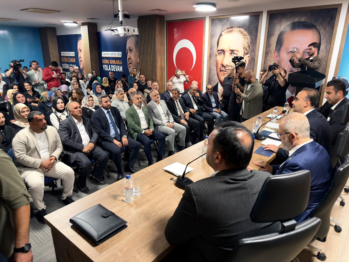 Feritavcikiran's tweet photo. 📍 AK Parti Diyarbakır İl Başkanlığı

Sanayi ve Teknoloji Bakanımız Sayın Mehmet Fatih Kacır’ı İl Başkanlığımızda teşkilatımızla birlikte ağırladık.

Kadim şehrimiz Diyarbakır’ımıza teşrifleriyle bizleri onurlandıran, şehrimizin kalkınmasına, istihdamına ve gençliğine güç katacak kıymetli müjdeleriyle bizleri gururlandıran Sayın Bakanımıza yürekten teşekkür ediyorum. Açıklanan müjdelerin ve atılan adımların Diyarbakır’ımız ve bölgemiz için hayırlara vesile olmasını temenni ediyorum.

Türkiye Yüzyılı hedeflerimiz doğrultusunda, ilk günkü azim ve kararlılıkla çalışmaya devam ediyoruz.

Birlik ve beraberliğimiz daim olsun.