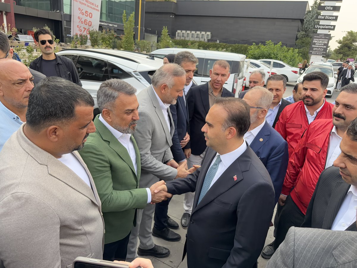 Feritavcikiran's tweet photo. 📍 AK Parti Diyarbakır İl Başkanlığı

Sanayi ve Teknoloji Bakanımız Sayın Mehmet Fatih Kacır’ı İl Başkanlığımızda teşkilatımızla birlikte ağırladık.

Kadim şehrimiz Diyarbakır’ımıza teşrifleriyle bizleri onurlandıran, şehrimizin kalkınmasına, istihdamına ve gençliğine güç katacak kıymetli müjdeleriyle bizleri gururlandıran Sayın Bakanımıza yürekten teşekkür ediyorum. Açıklanan müjdelerin ve atılan adımların Diyarbakır’ımız ve bölgemiz için hayırlara vesile olmasını temenni ediyorum.

Türkiye Yüzyılı hedeflerimiz doğrultusunda, ilk günkü azim ve kararlılıkla çalışmaya devam ediyoruz.

Birlik ve beraberliğimiz daim olsun.