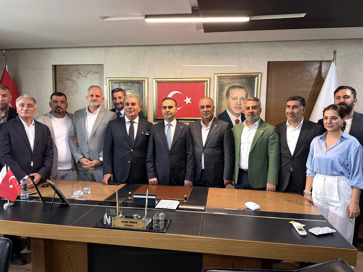 Feritavcikiran's tweet photo. 📍 AK Parti Diyarbakır İl Başkanlığı

Sanayi ve Teknoloji Bakanımız Sayın Mehmet Fatih Kacır’ı İl Başkanlığımızda teşkilatımızla birlikte ağırladık.

Kadim şehrimiz Diyarbakır’ımıza teşrifleriyle bizleri onurlandıran, şehrimizin kalkınmasına, istihdamına ve gençliğine güç katacak kıymetli müjdeleriyle bizleri gururlandıran Sayın Bakanımıza yürekten teşekkür ediyorum. Açıklanan müjdelerin ve atılan adımların Diyarbakır’ımız ve bölgemiz için hayırlara vesile olmasını temenni ediyorum.

Türkiye Yüzyılı hedeflerimiz doğrultusunda, ilk günkü azim ve kararlılıkla çalışmaya devam ediyoruz.

Birlik ve beraberliğimiz daim olsun.