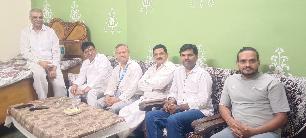PARMODK72193524's tweet photo. माननीय अध्यक्ष श्री दयानंद टांक जी के निवास पर सामाजिक चर्चा करते हुए माननीय चेयरमैन साहब श्री संजय गहलोत जी के साथ।

प्रमोद मेहरोलिया अध्यक्ष दिल्ली प्रदेश MCDPSU https://t.co/ZkrypcaeiE