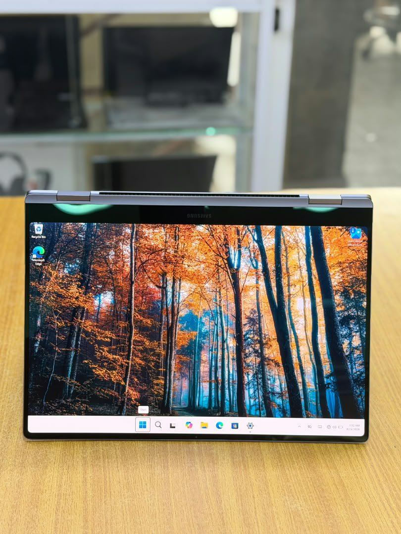 OffixpressCm's tweet photo. 🔥 Samsung Galaxy Book5 Pro 360 (2026) : L'ultra-premium Copilot+ ! 🚀
​✨ 16" Tactile 3K AMOLED 120Hz
🧠 Intel Core Ultra 7 256V (15e Gen) + NPU IA
⚡16Go RAM LPDDR5 | 1To SSD PCIe 5
🎮 Intel Arc Graphics 140V
🔌 2x Thunderbolt 4, HDMI 2.1, MicroSD
#Samsung #GalaxyBook5Pro360 https://t.co/OTvWgVNrfM