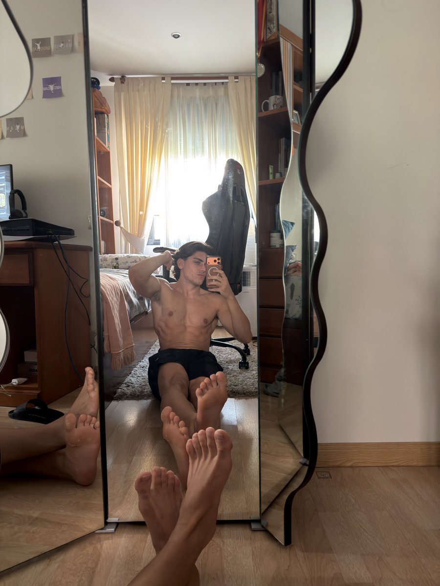 ferranmilesm's tweet photo. You love my body and my feets 😈 https://t.co/MbZRGg87pd