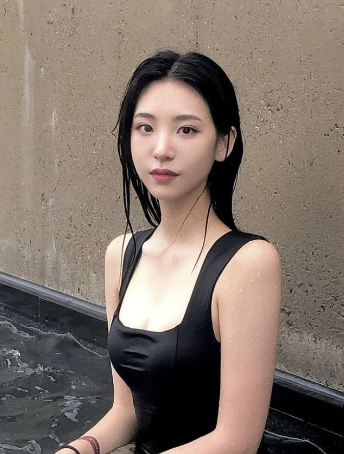 goonerassemble's tweet photo. Irl#15
Ethnic:Korean
Living:Korea
Face:9/10
Body:7.5/10 
Overal:8.5/10
Confirmed natural beauty of south korea. A rarity since most korean beauties are with surgery. Oddly cute yet sexual. Her gaze is erotic makes me wanna see her blowing me or tainted in pleasure. Slim body.Fuck https://t.co/QzqVMJaEIN