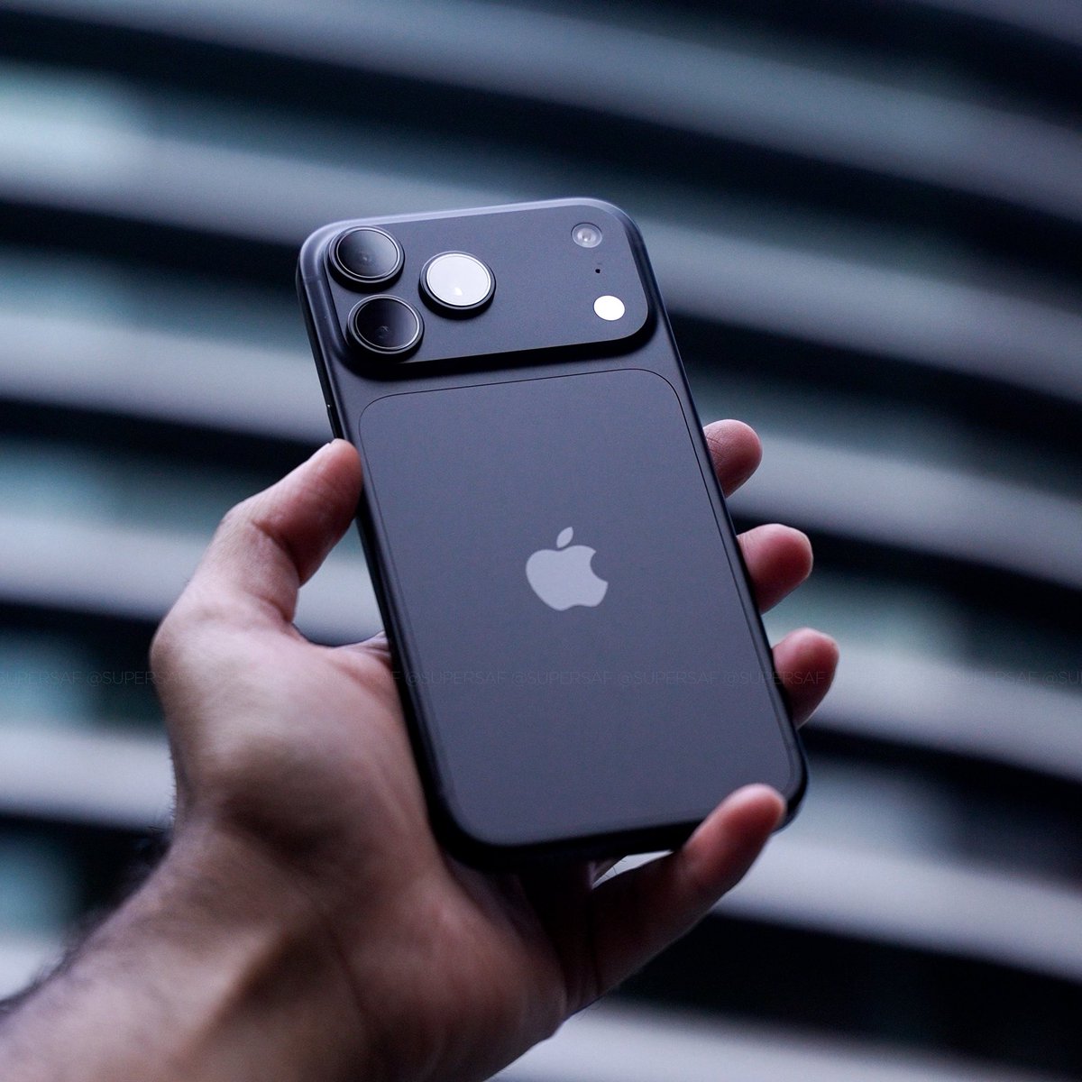SuperSaf's tweet photo. This Black is the BEST looking iPhone to date 🖤 

If you disagree, you are wrong! https://t.co/cHCjliEvRa