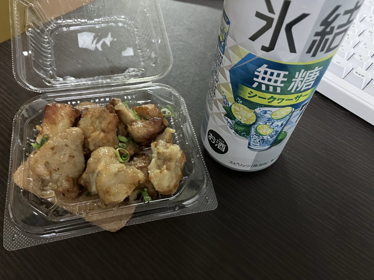 uma1d0u_FPS's tweet photo. 今日の夜食
ねぎ塩焼き鳥と氷結無糖シークヮーサー味 https://t.co/u1BFn7ytho